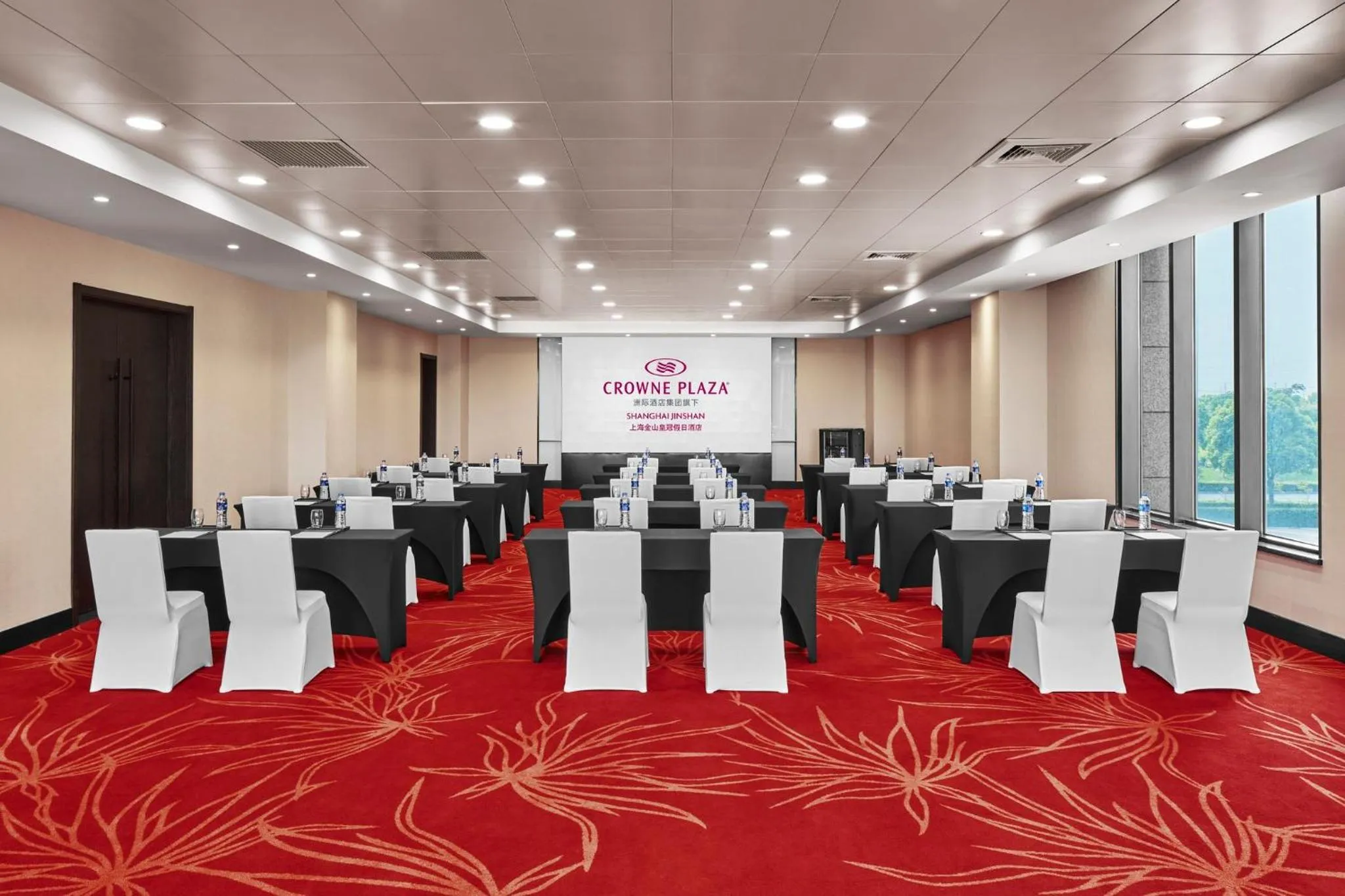 Meeting/conference room in Crowne Plaza Shanghai Jinshan by IHG