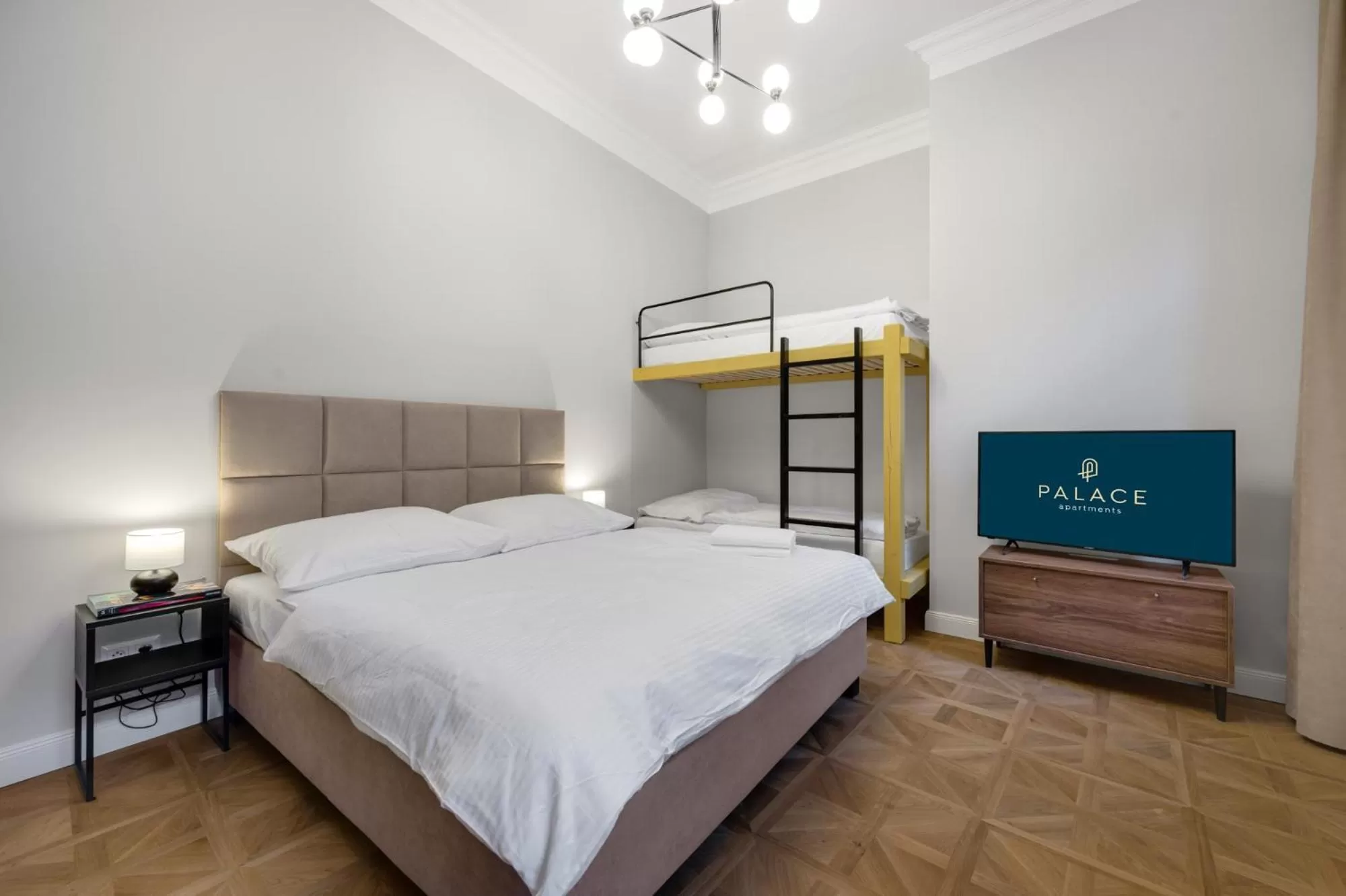 Bedroom, Bed in Palace Apartments