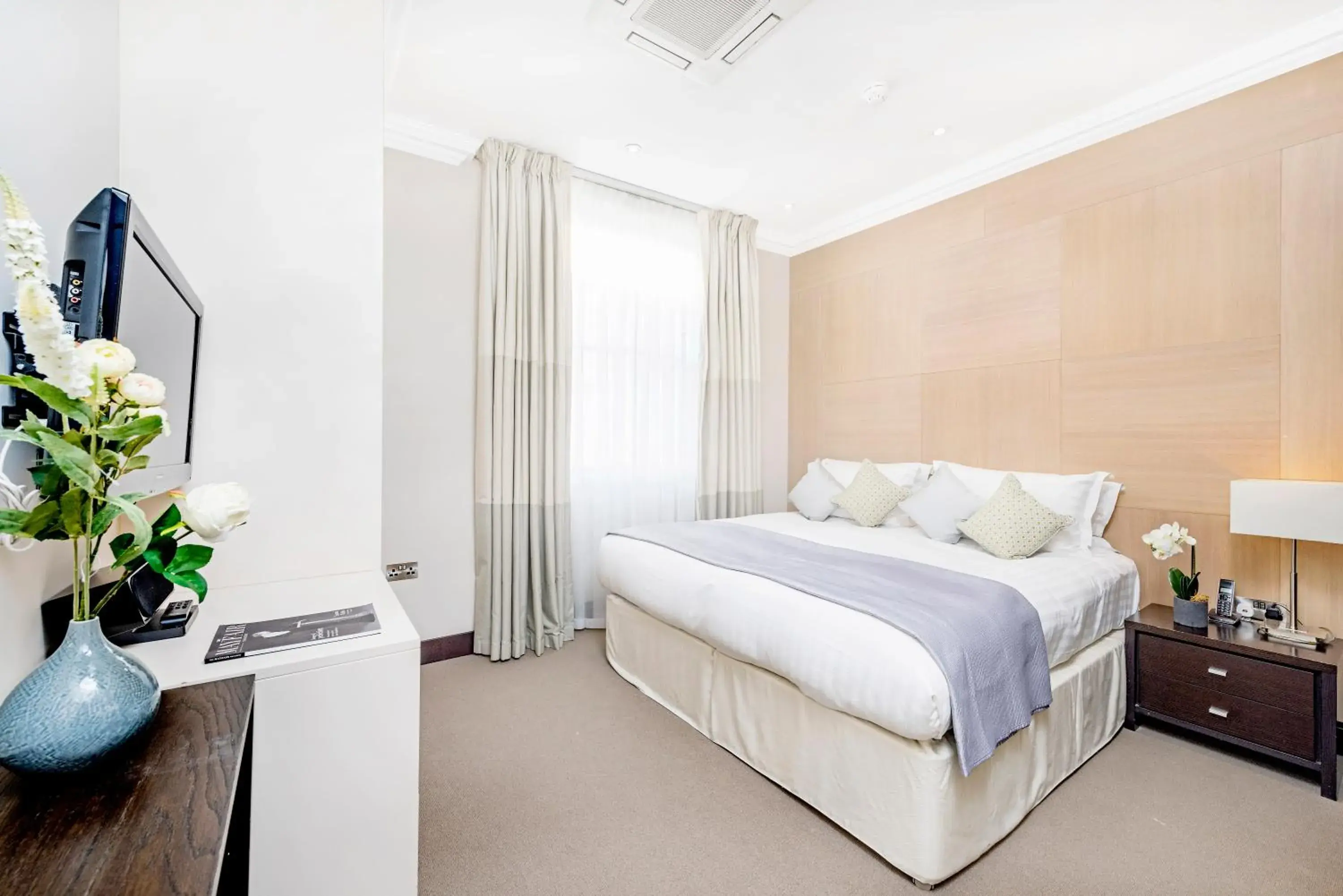 Bedroom, Bed in 130 Queen's Gate Apartments