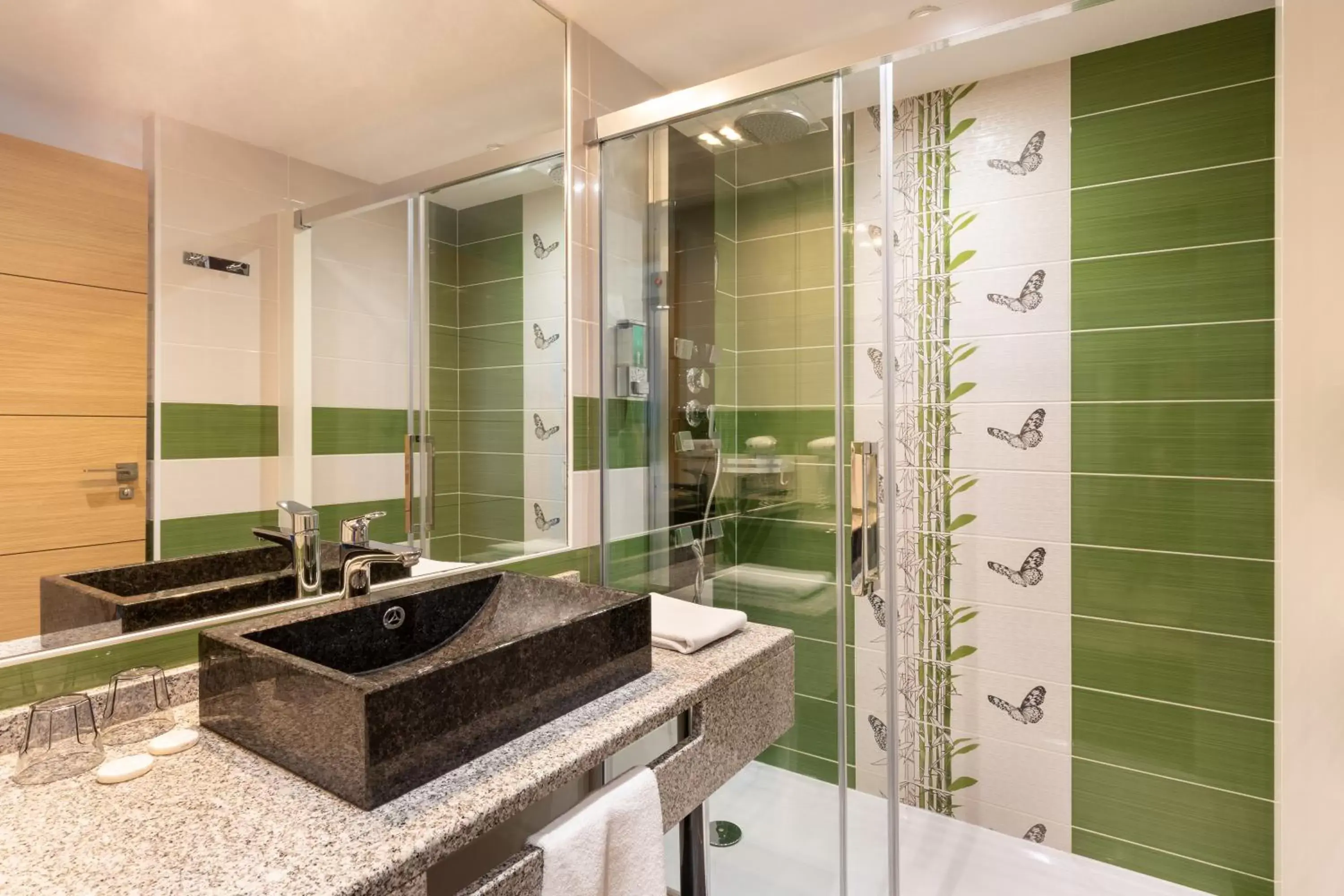 Shower, Bathroom in Best Western Hotel & SPA Pau Lescar Aeroport
