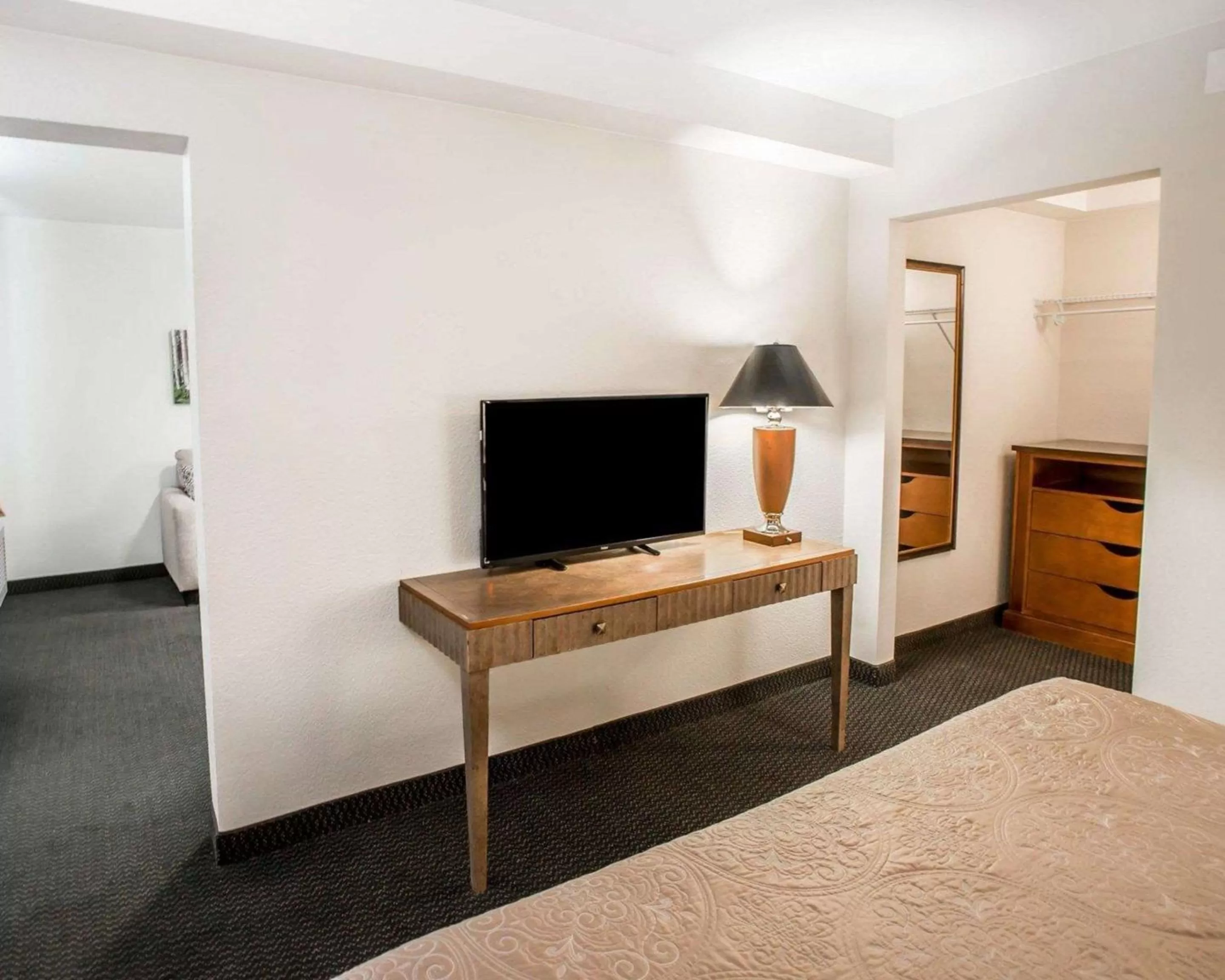 Photo of the whole room, Bed in Rodeway Inn Greeley