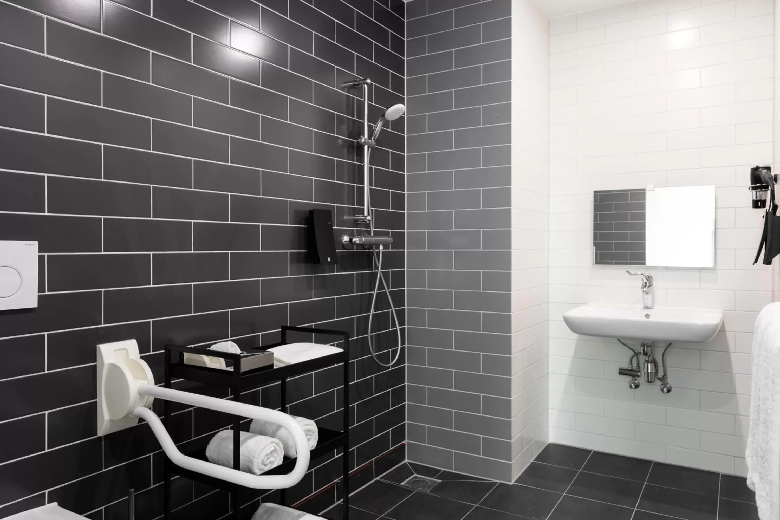 Shower, Bathroom in Holiday Inn Express Amsterdam - North Riverside, an IHG Hotel