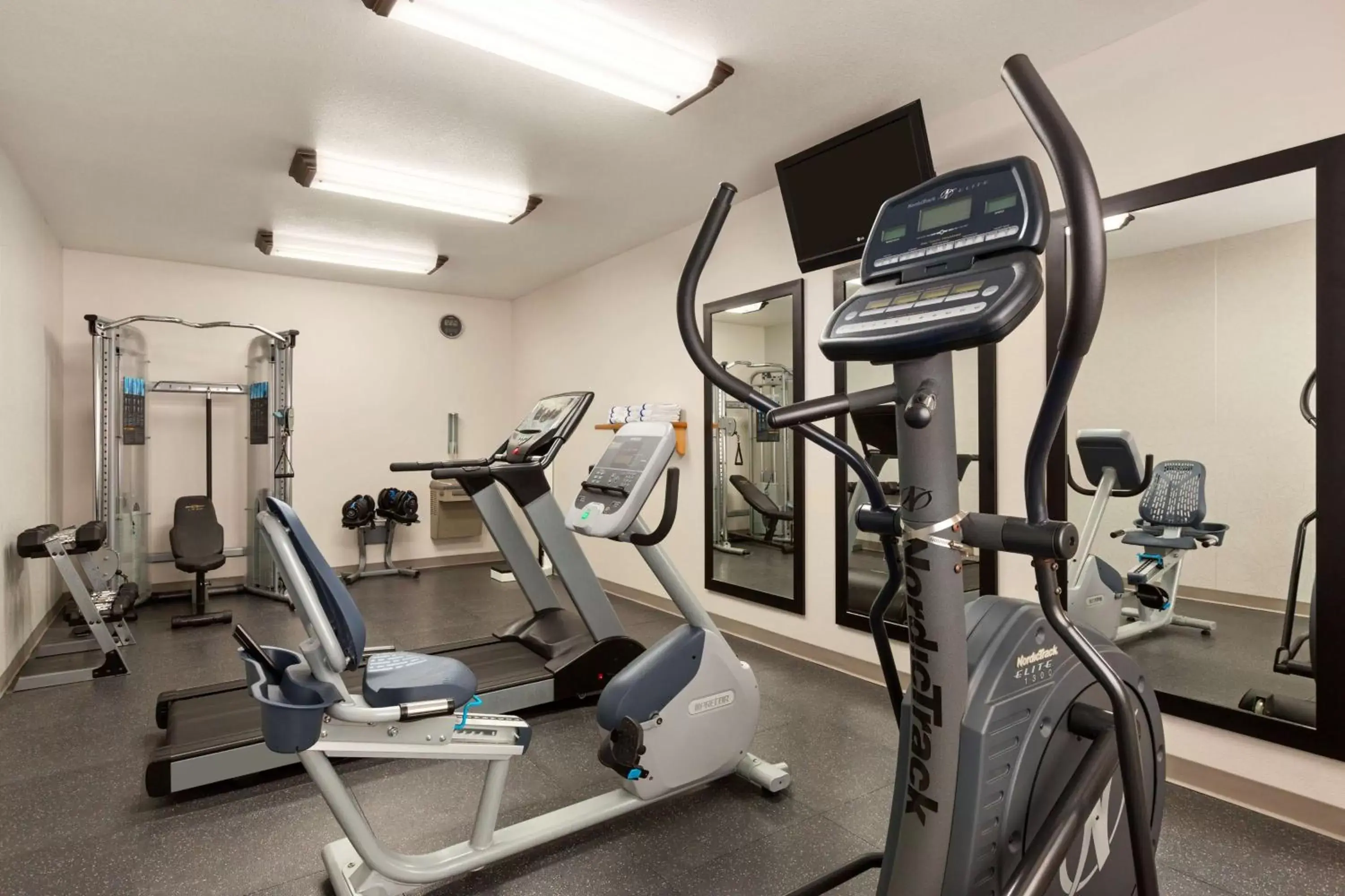 Activities, Fitness Center/Facilities in Country Inn & Suites by Radisson, Fort Worth West l-30 NAS JRB
