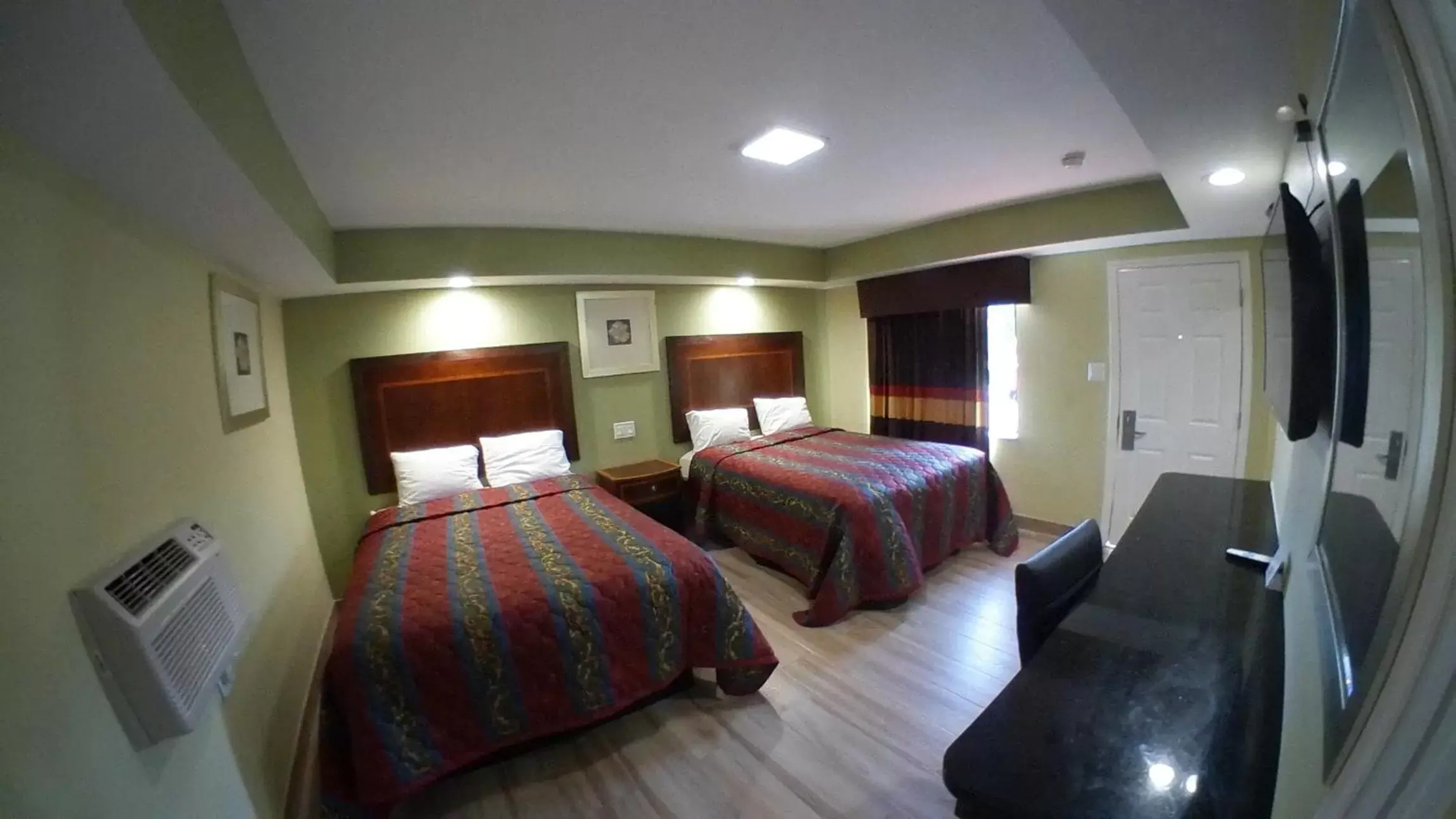 Standard Queen Room with Two Queen Beds in Travel Inn of Riviera Beach