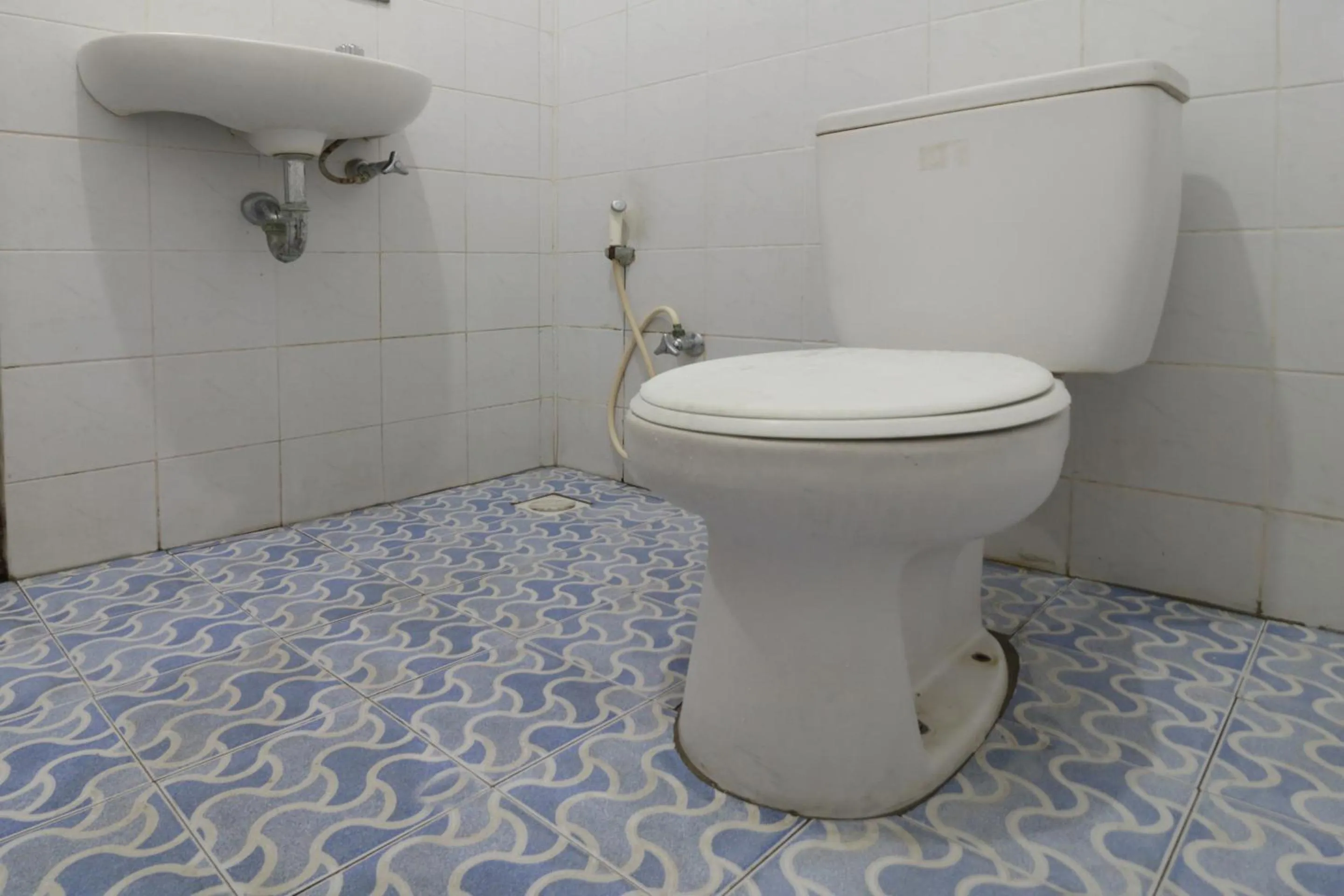 Economy Twin Room in SPOT ON 2426 Hotel Aget Jaya Ii