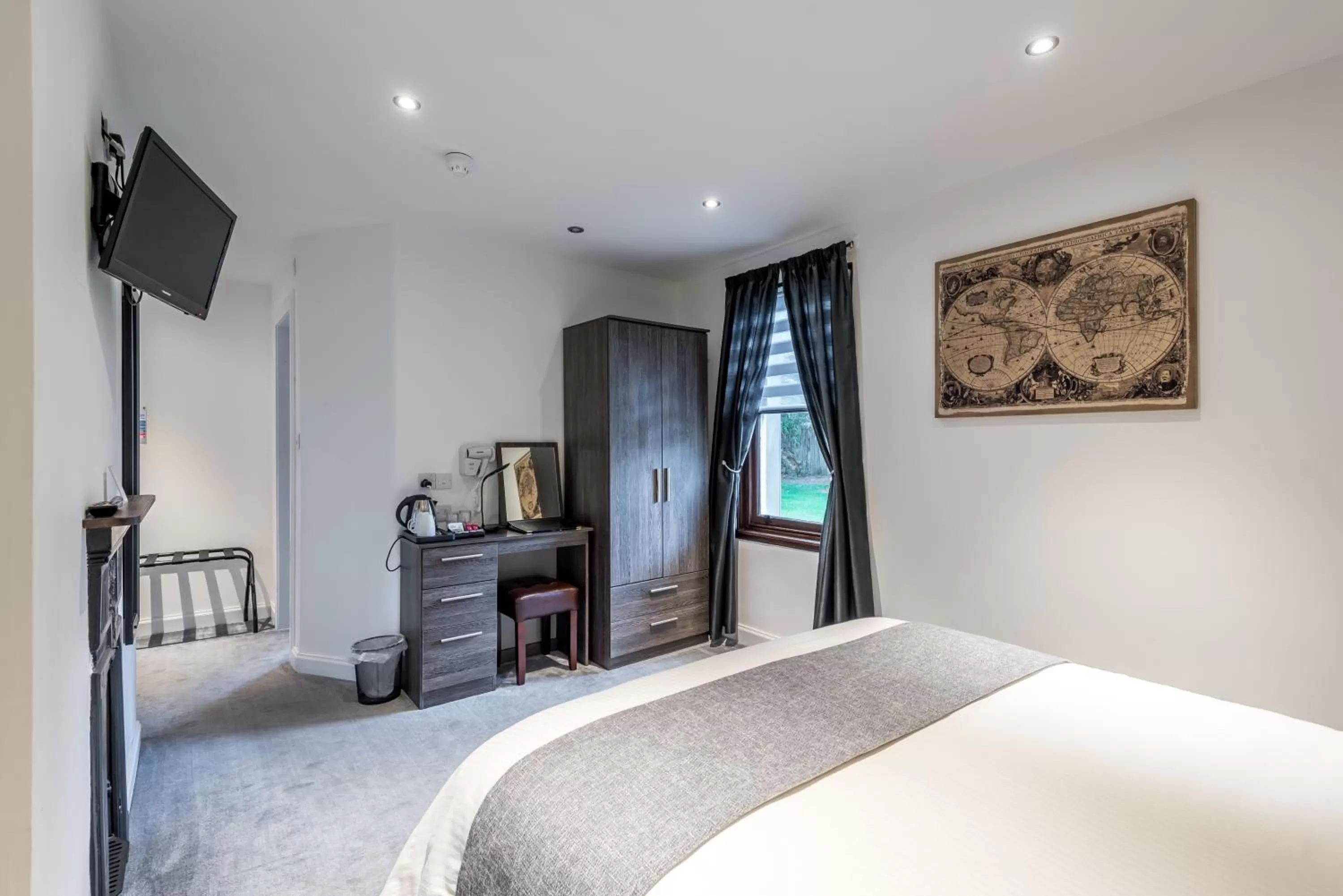 Bed in Grey Harlings Rooms