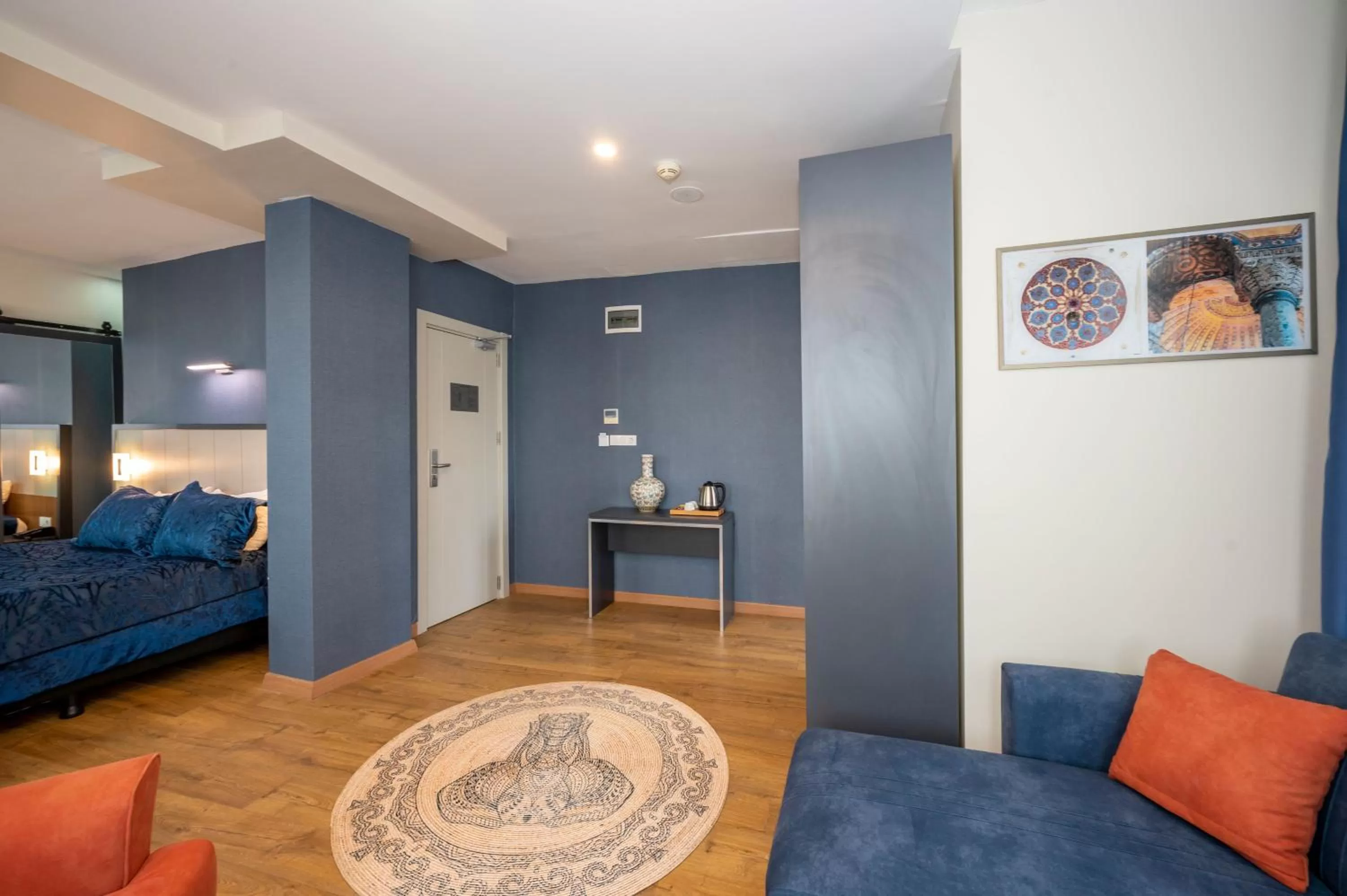 Photo of the whole room, Bed in Juno Hotel Taksim