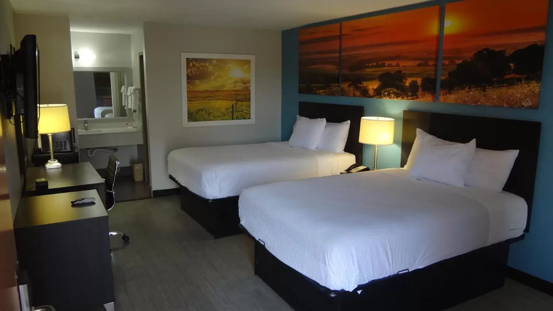 Photo of the whole room, Bed in Days Inn by Wyndham Hernando