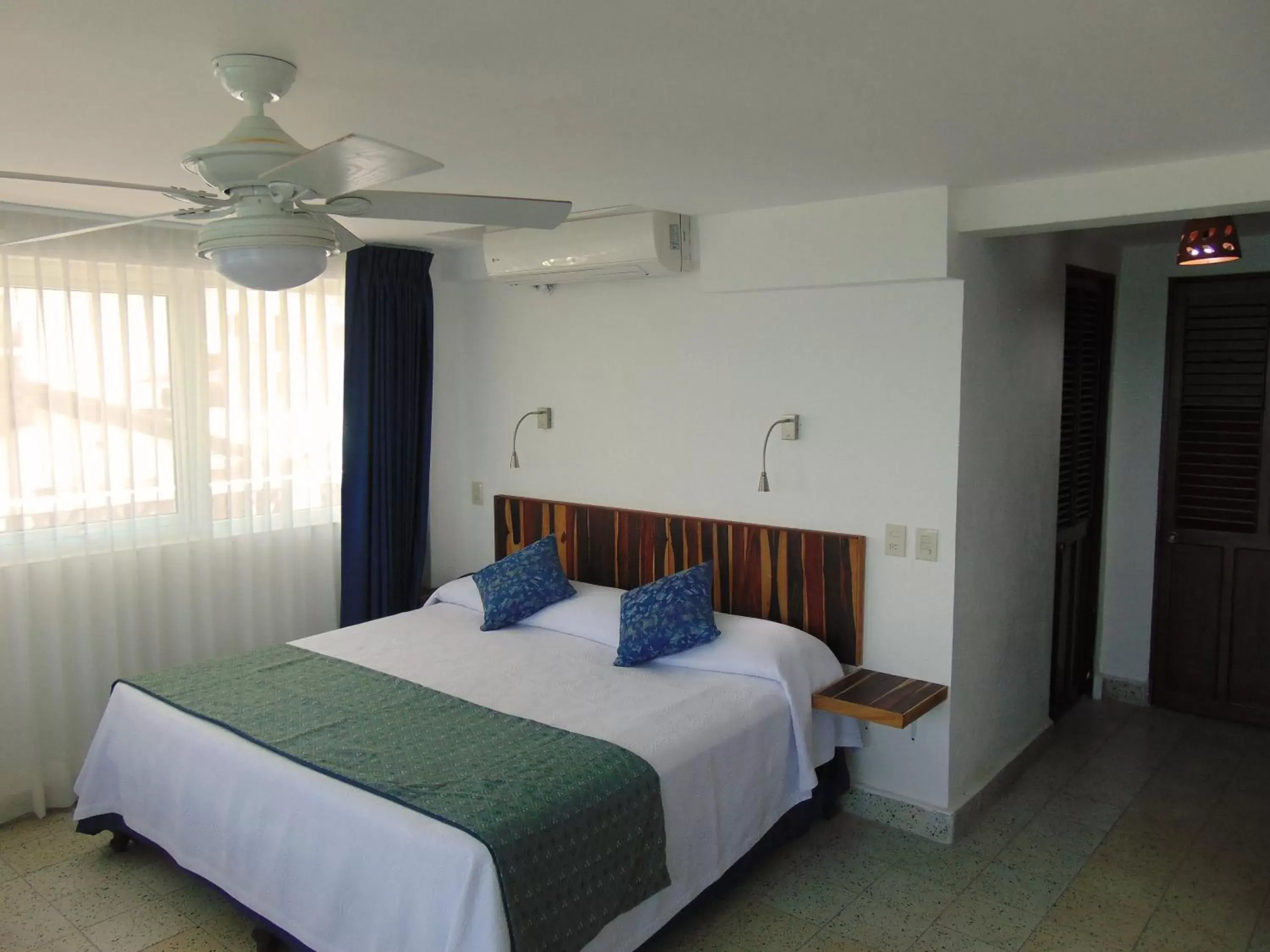 Property building, Bed in Hotel Rosita