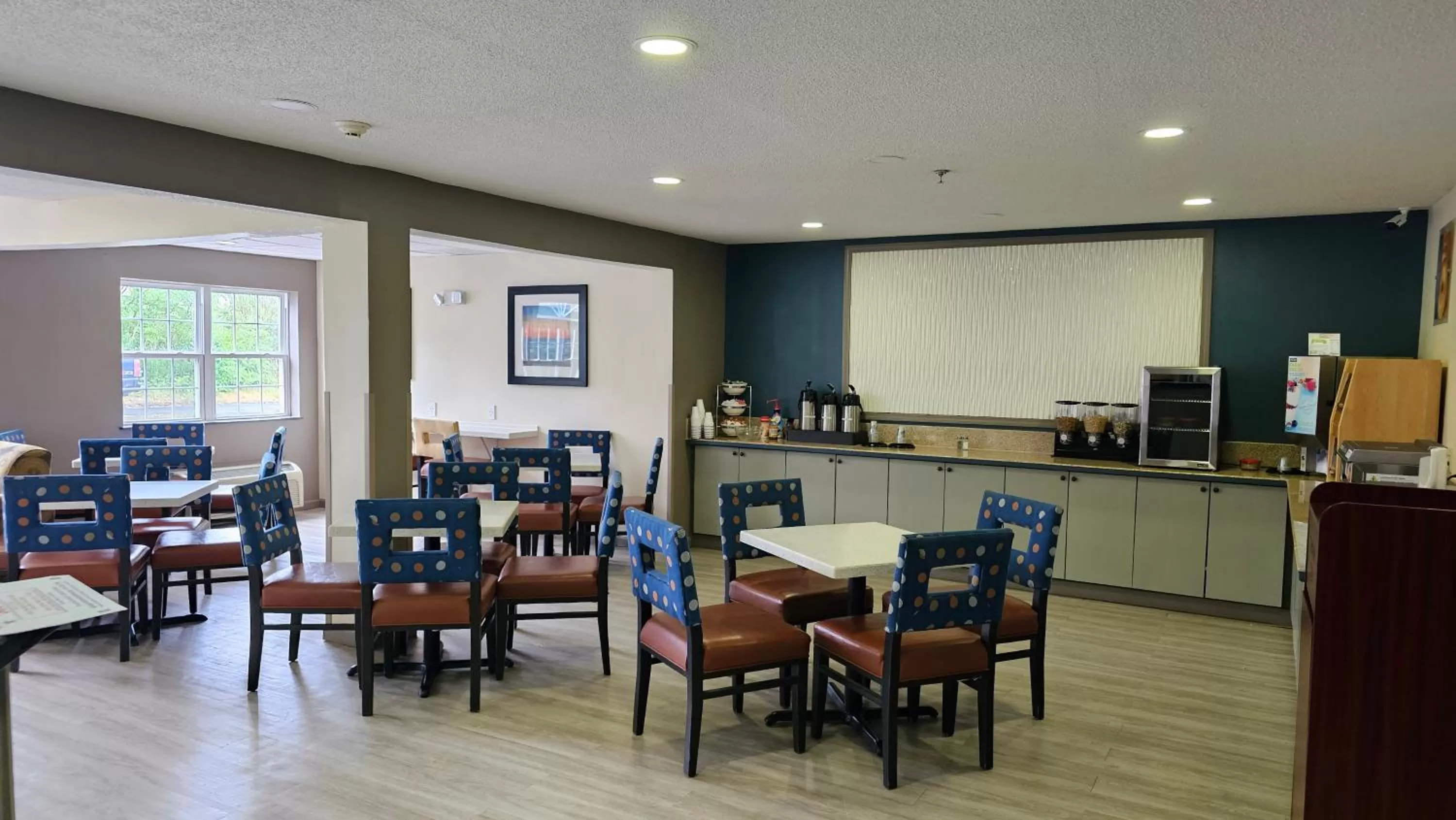 Breakfast in MJ INN and SUITES