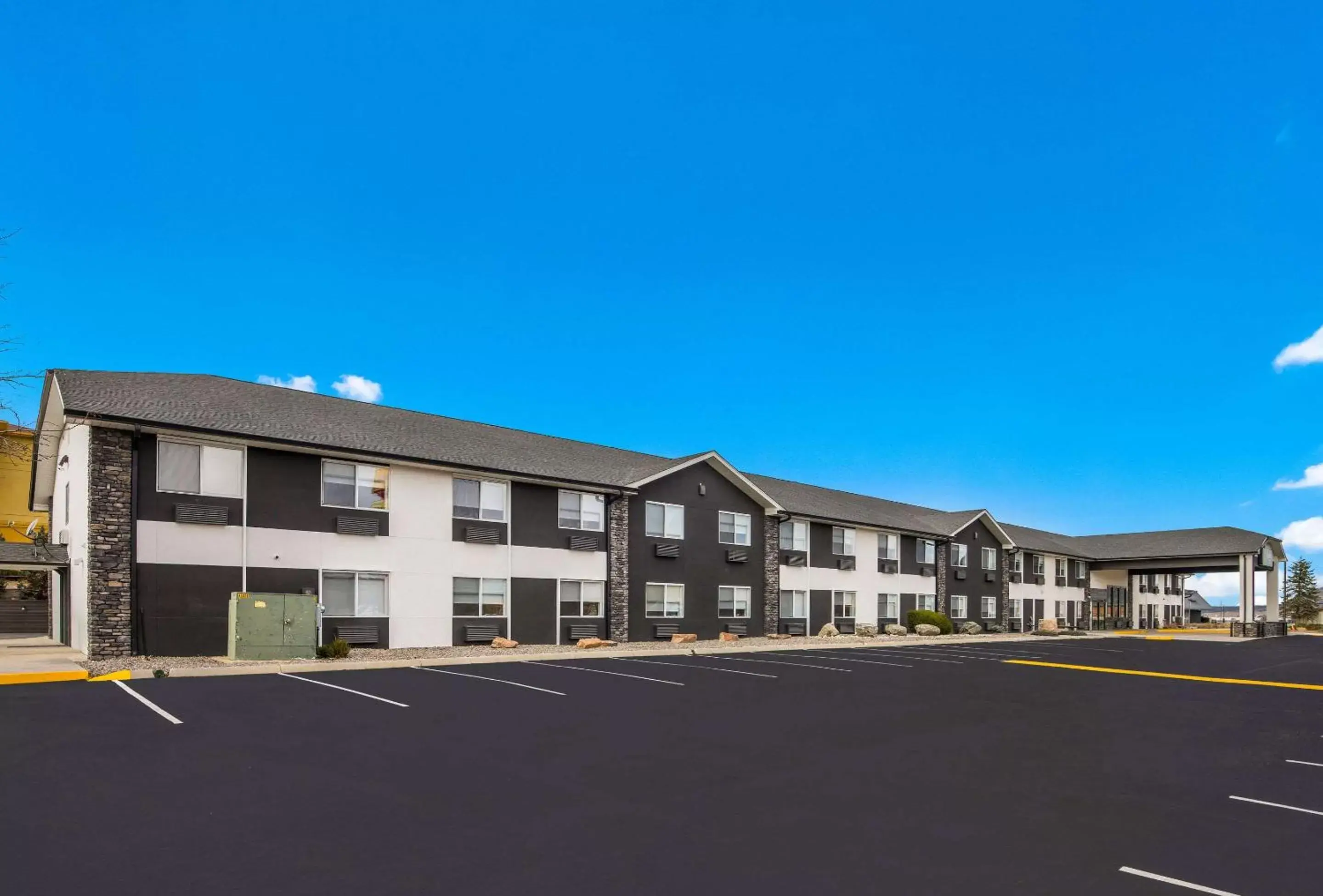 Property Building in Quality Inn & Suites Castle Rock SW Denver