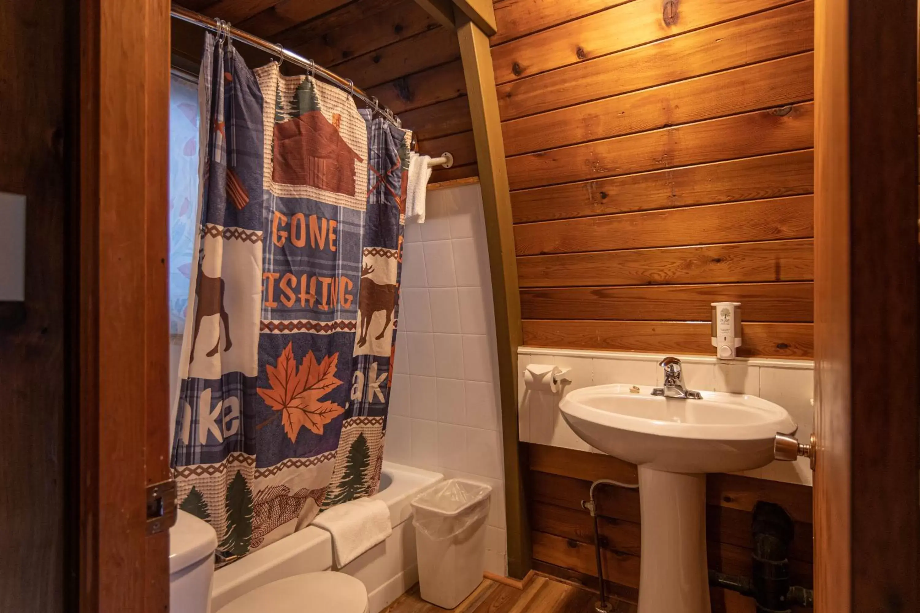 Shower, Bathroom in Cusheon Lake Resort