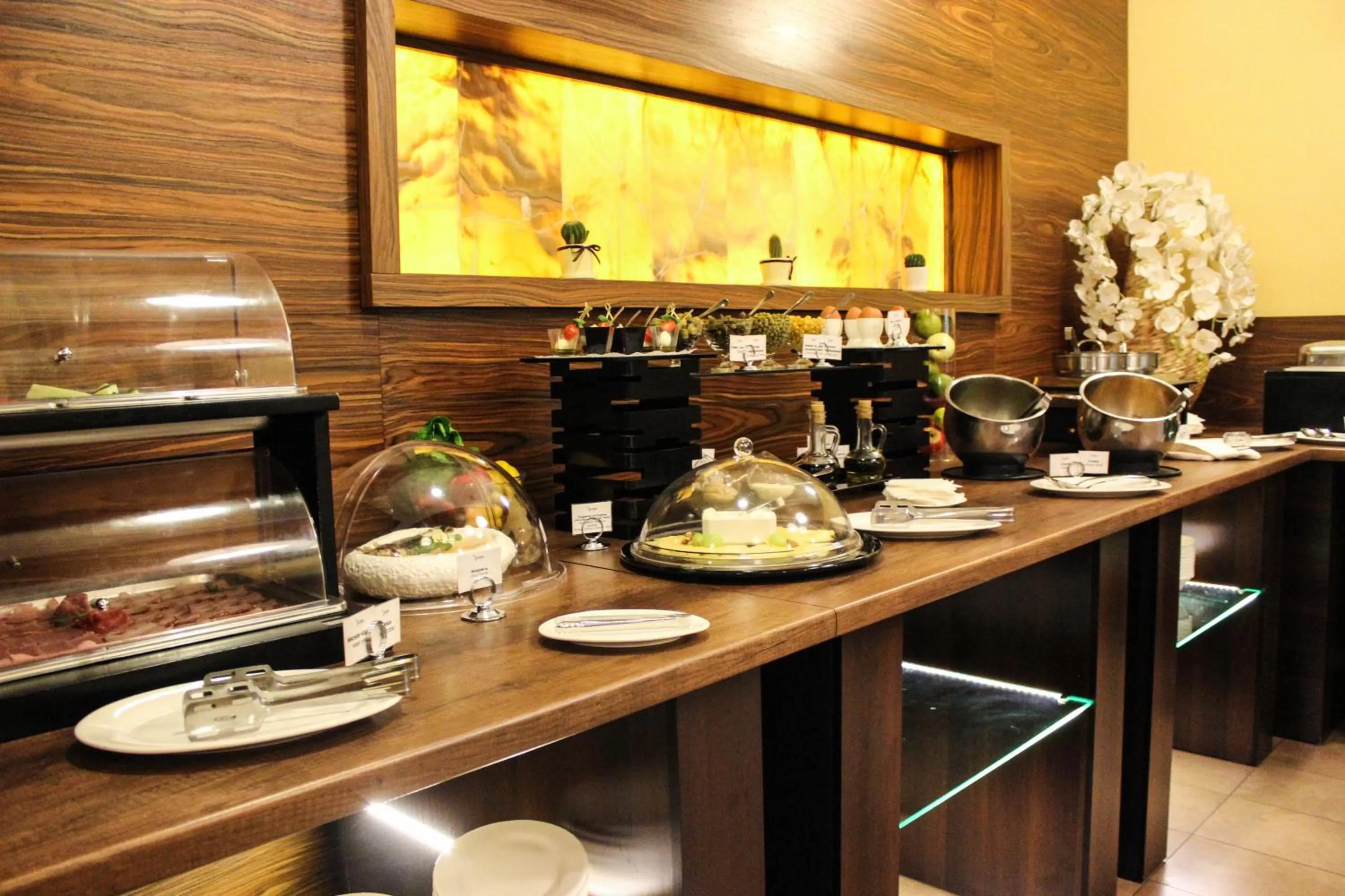 Restaurant/places to eat in RiverSide- Hotel and MICE