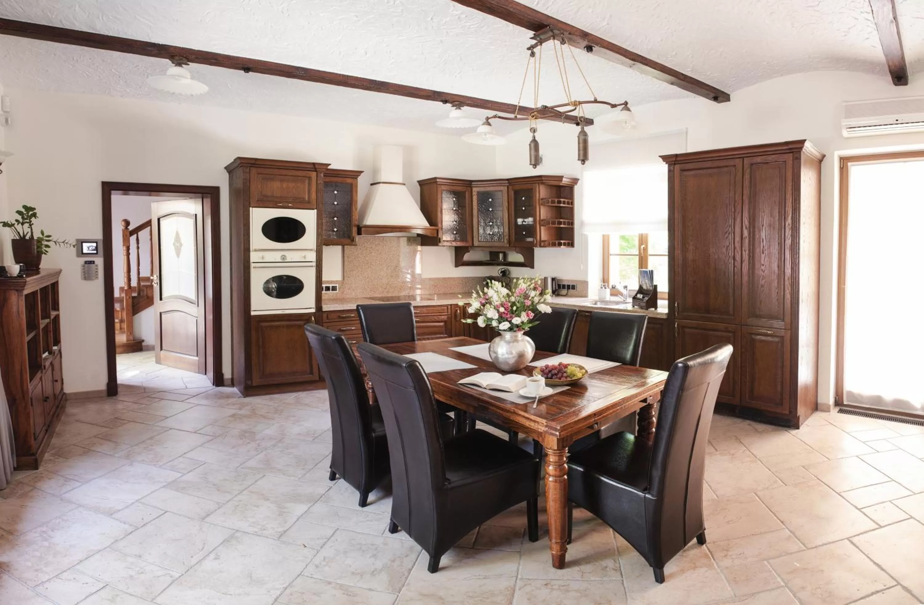 Kitchen or kitchenette, Dining Area in Grape Hotel