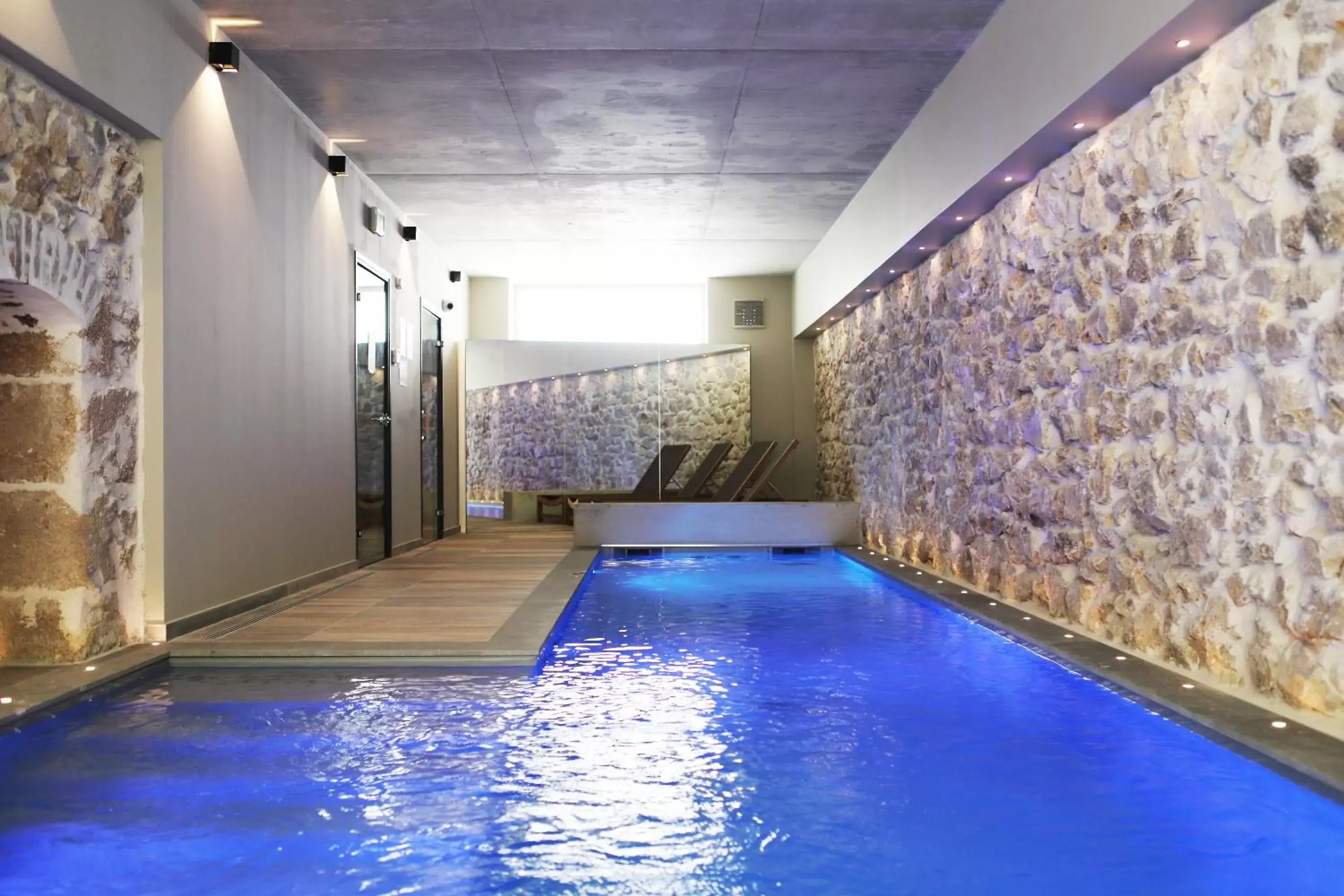 Swimming Pool in Best Western Plus Hôtel La Joliette