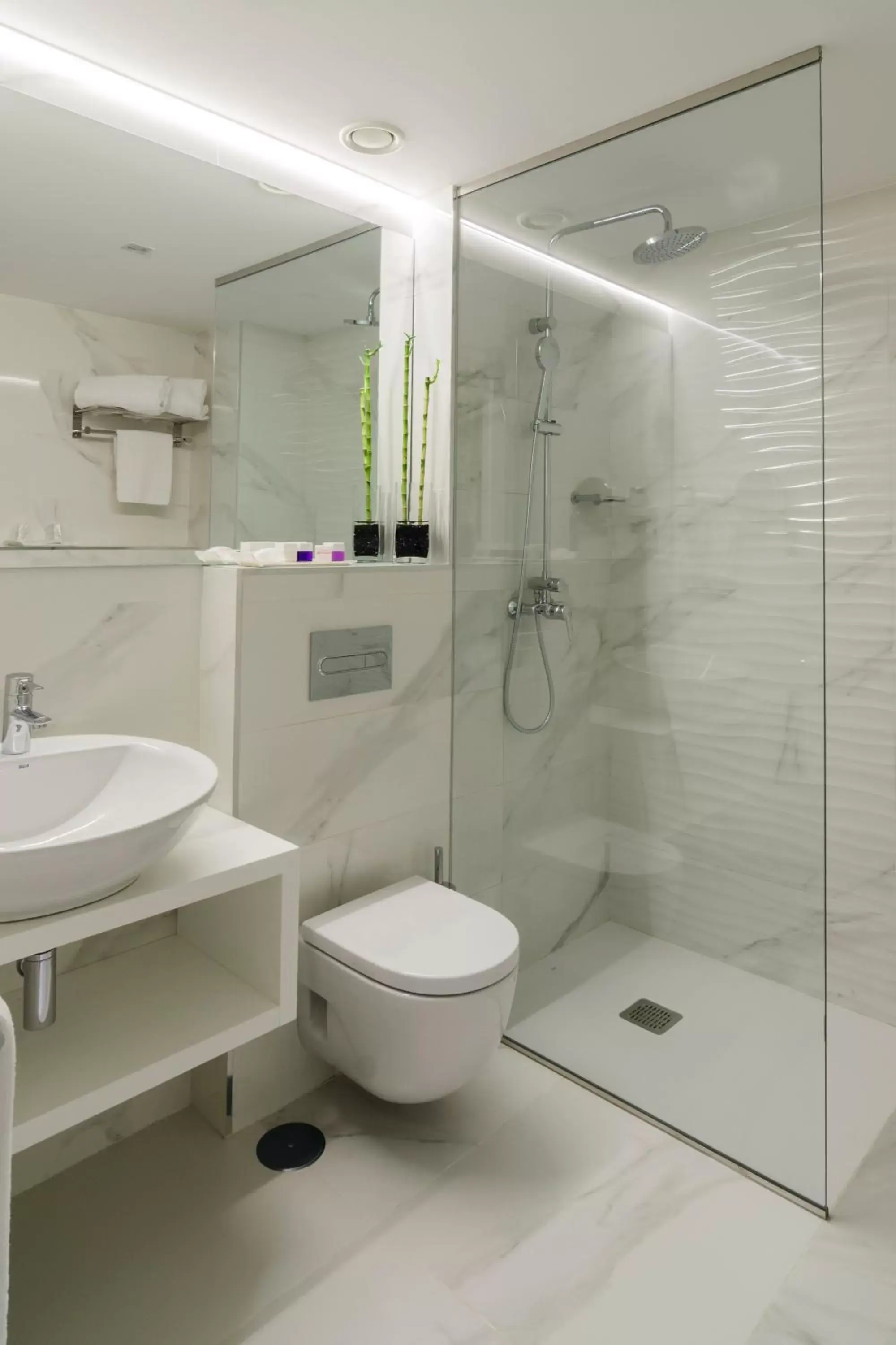 Shower, Bathroom in Agua de Mar Hotel Boutique