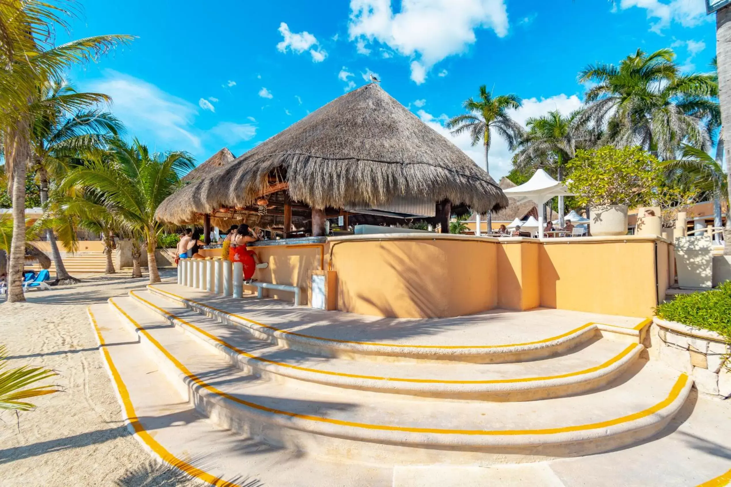 Lounge or bar in Puerto Aventuras Hotel & Beach Club