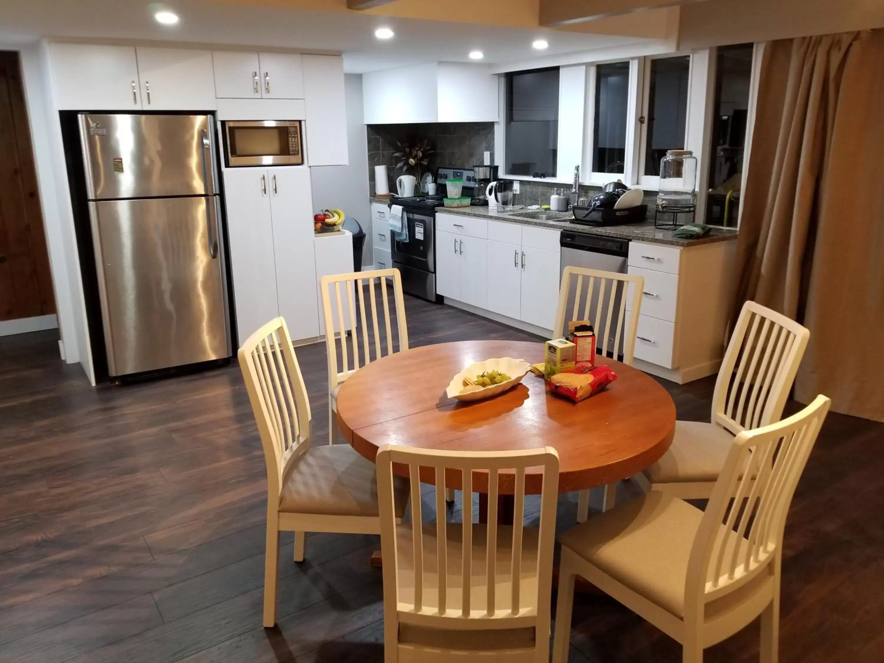 Kitchen or kitchenette, Dining Area in City Gardens Suites B&B