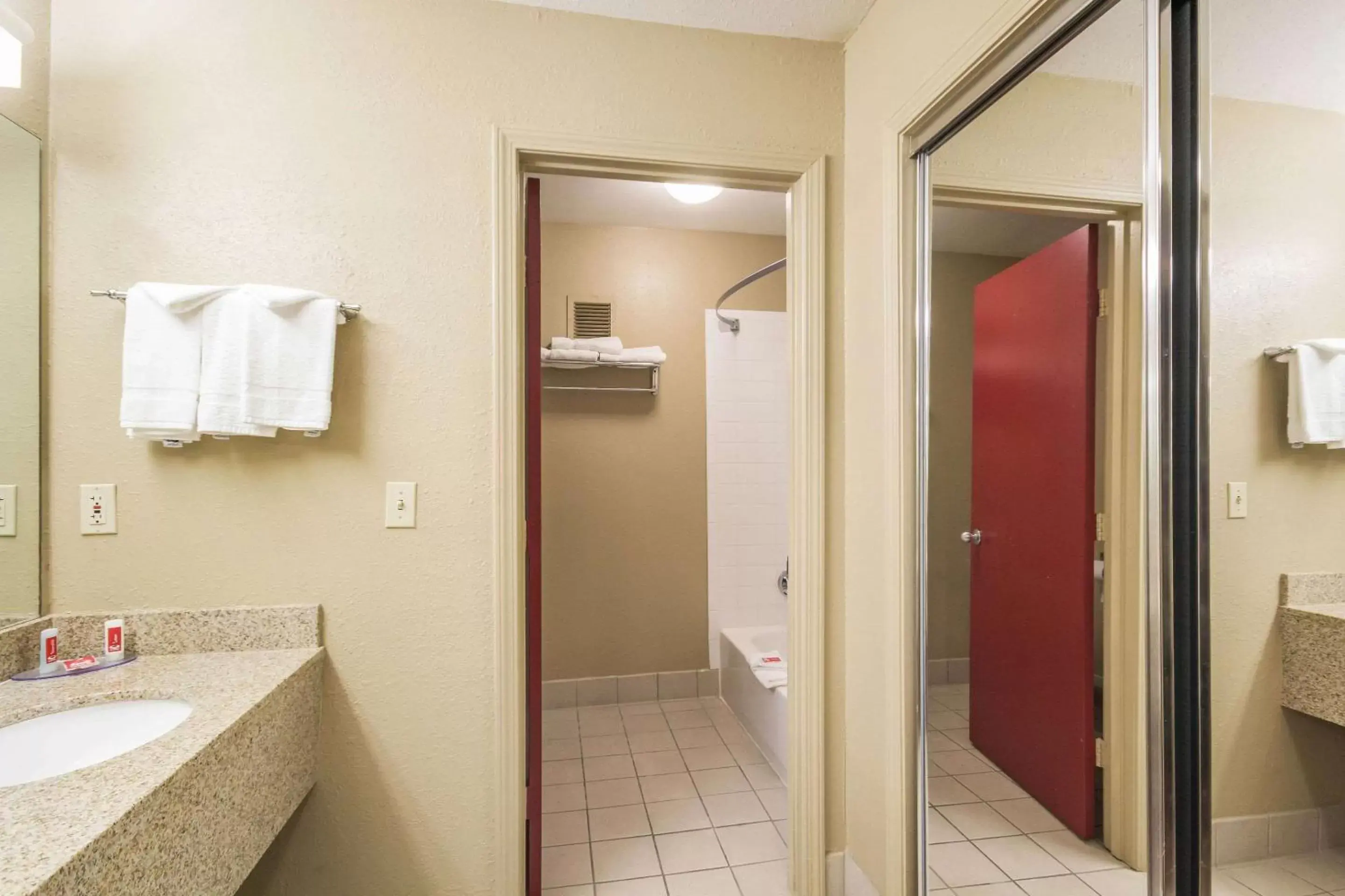 Bathroom in Econo Lodge Inn & Suites I-35 at Shawnee Mission