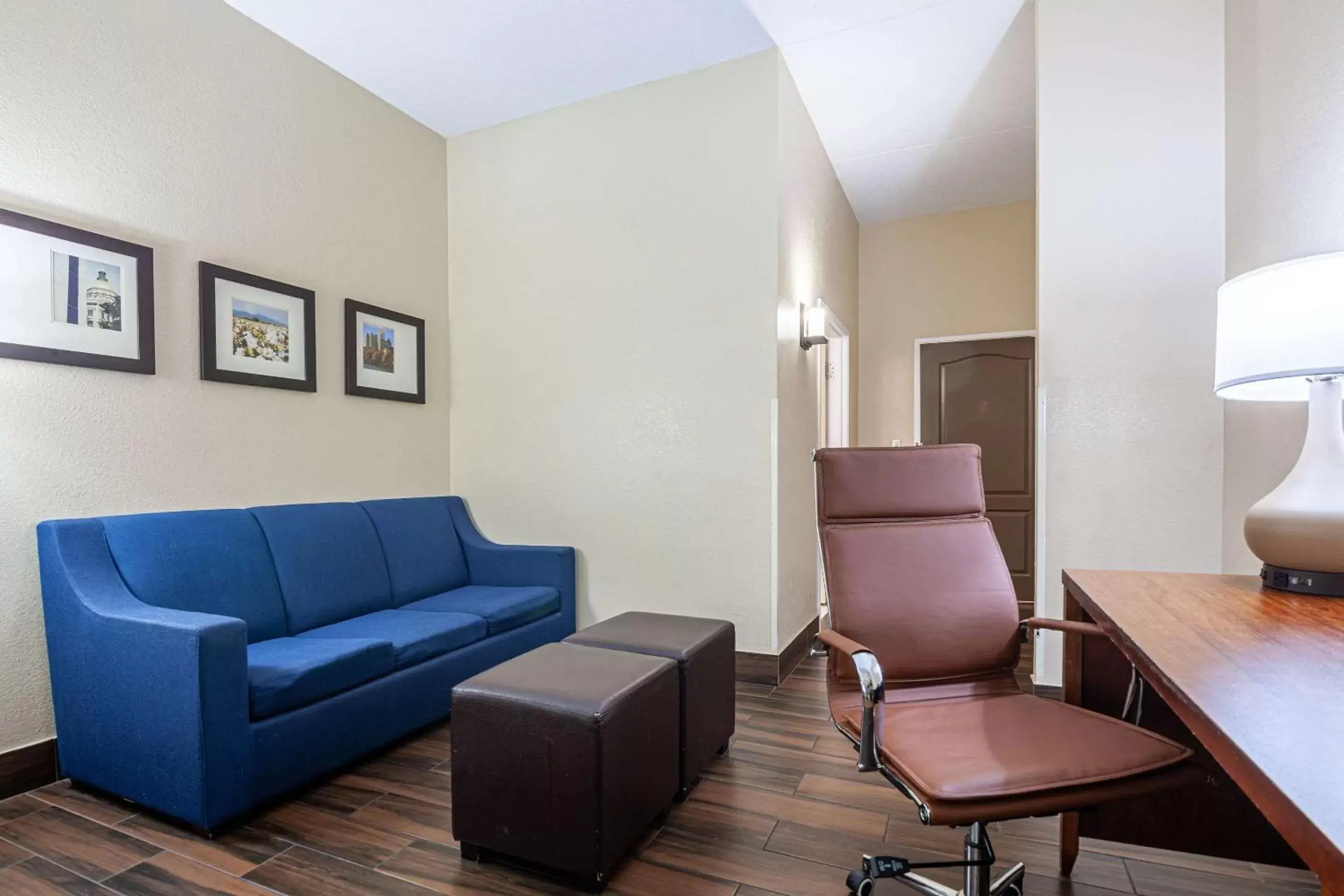 Bedroom, Seating Area in Comfort Suites Morrow- Atlanta South