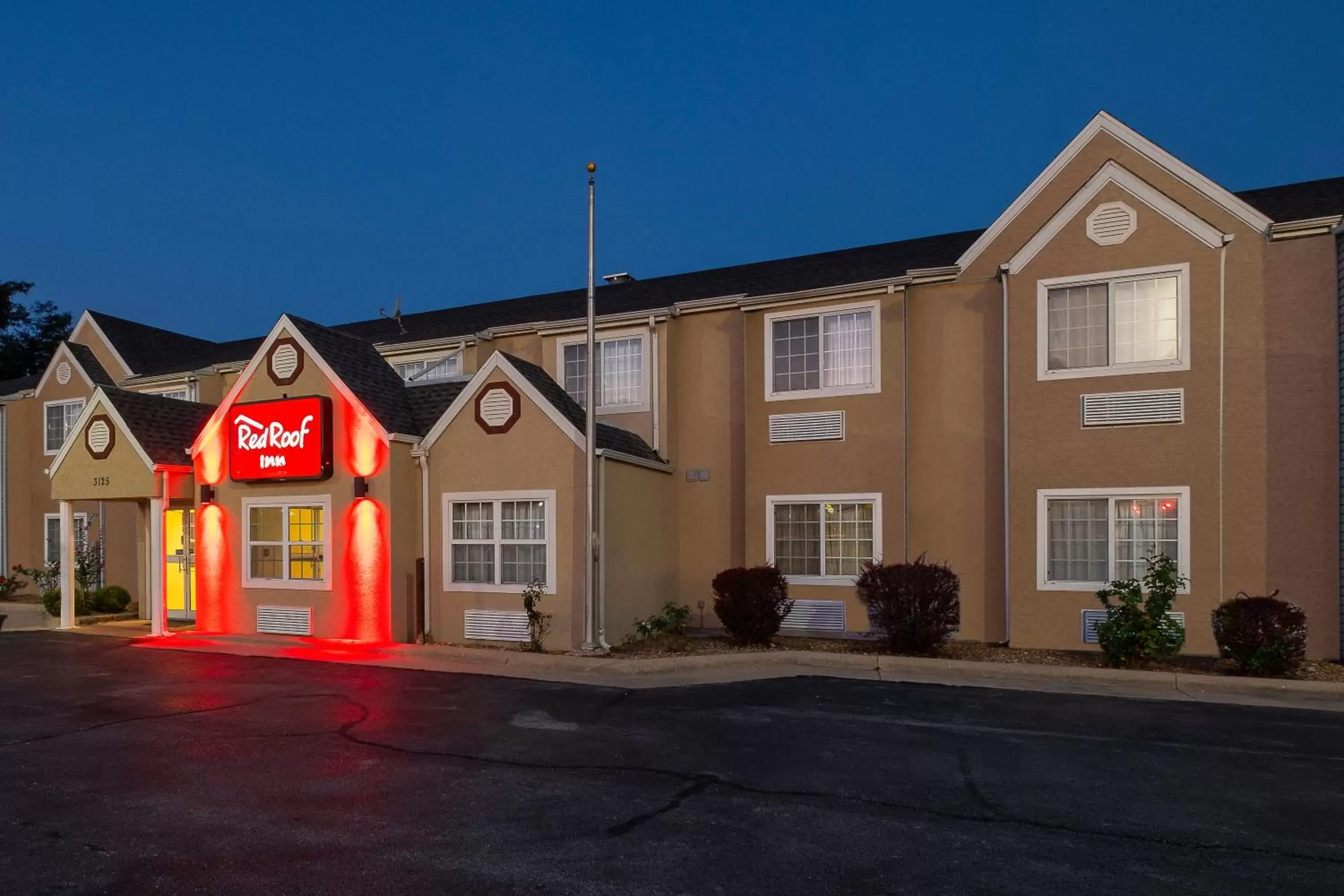 Facade/entrance, Property Building in Red Roof Inn Springfield, MO