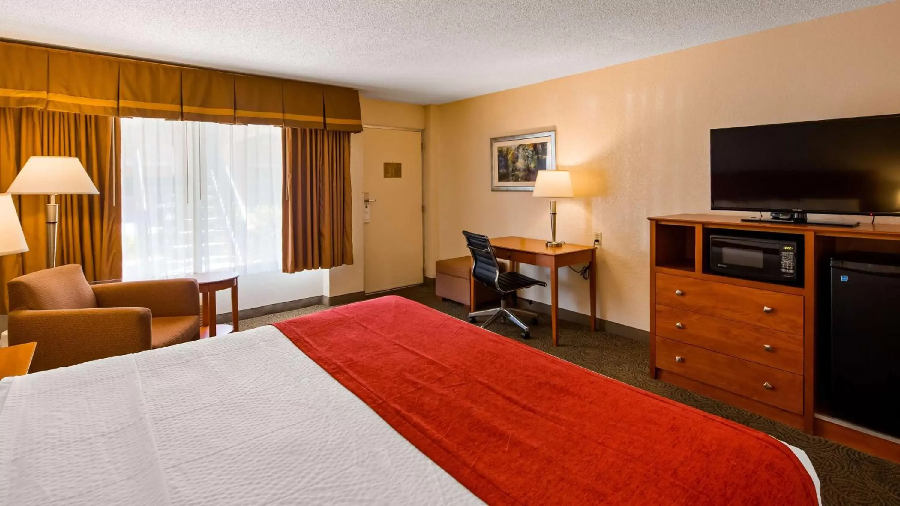 Photo of the whole room, TV/Entertainment Center in Best Western Thunderbird Motel