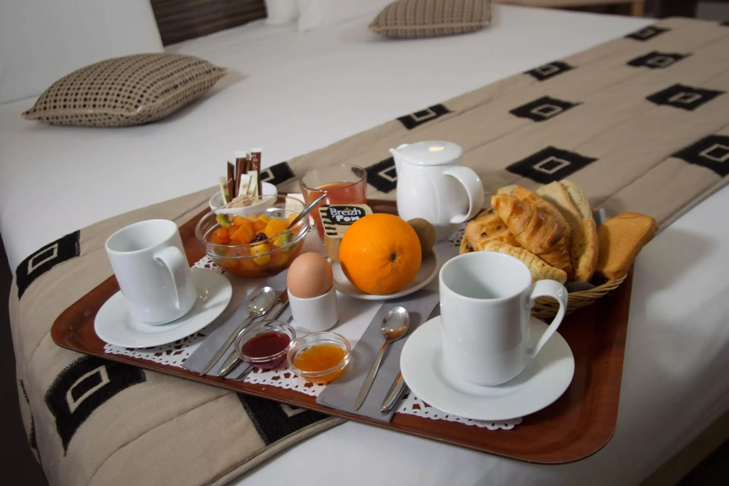 Bedroom, Breakfast in Hotel Continental