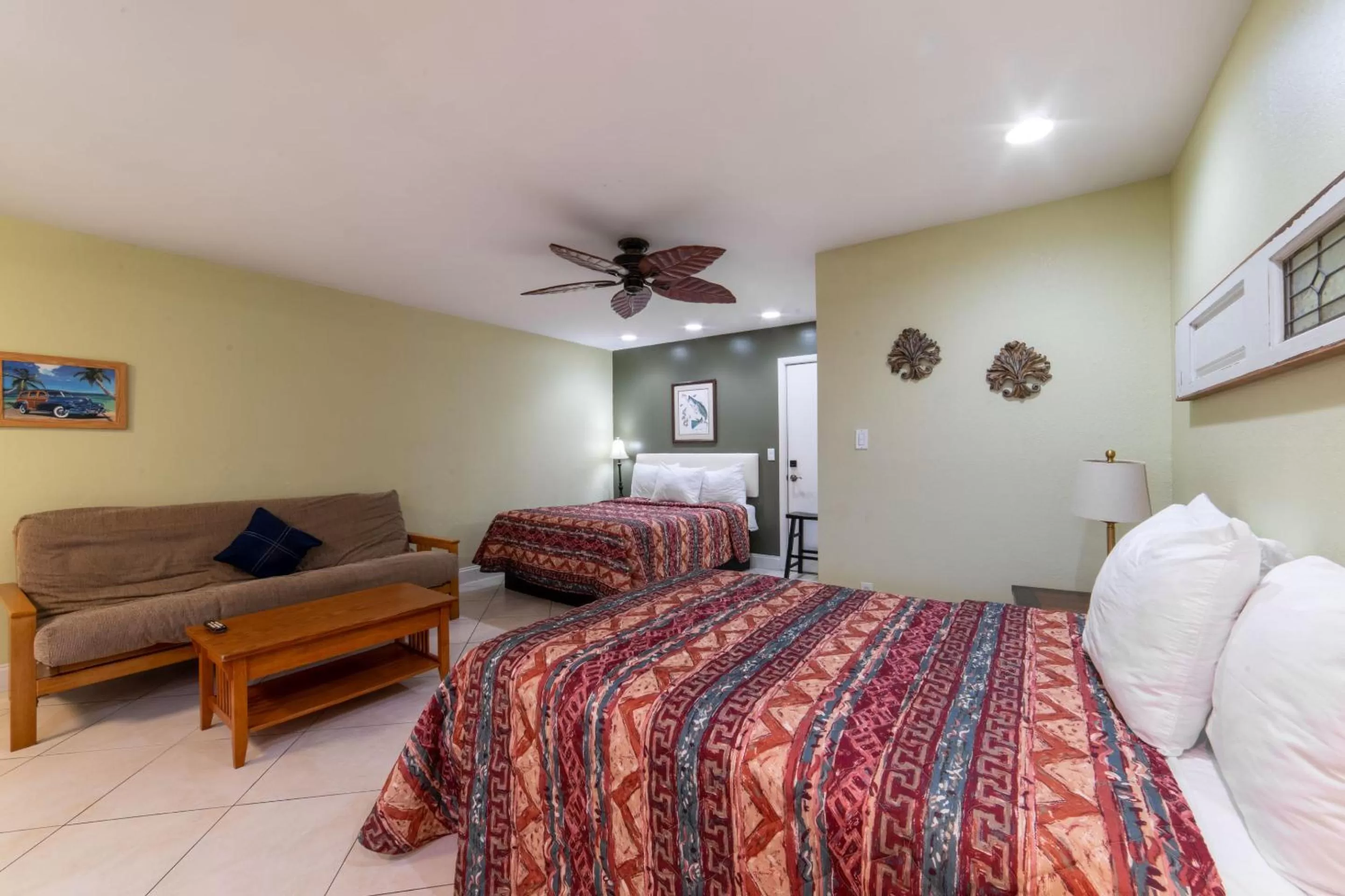 Bed in Captain's Table Hotel by Everglades Adventures