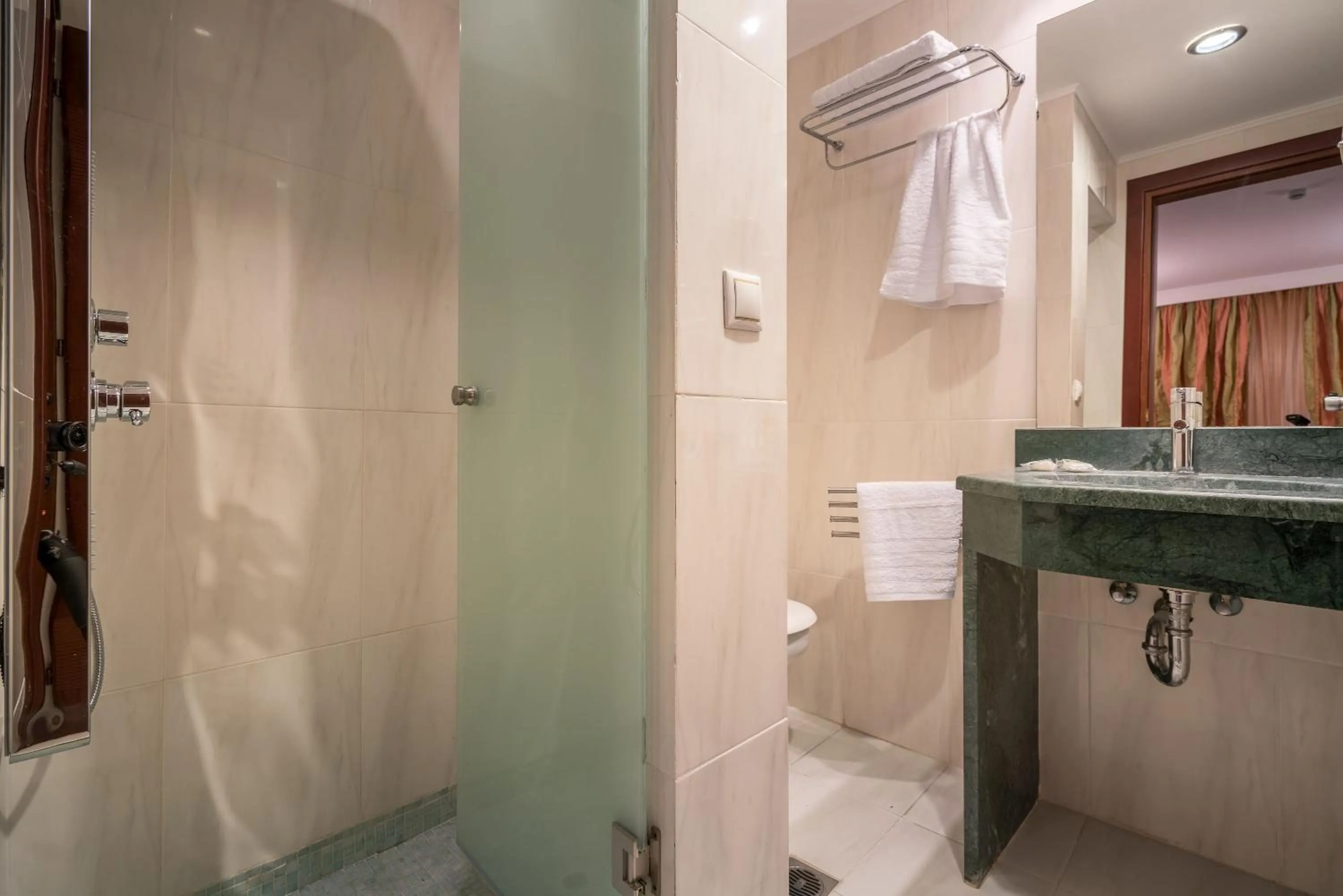 Shower in Galaxy Beach Resort BW Premier Collection