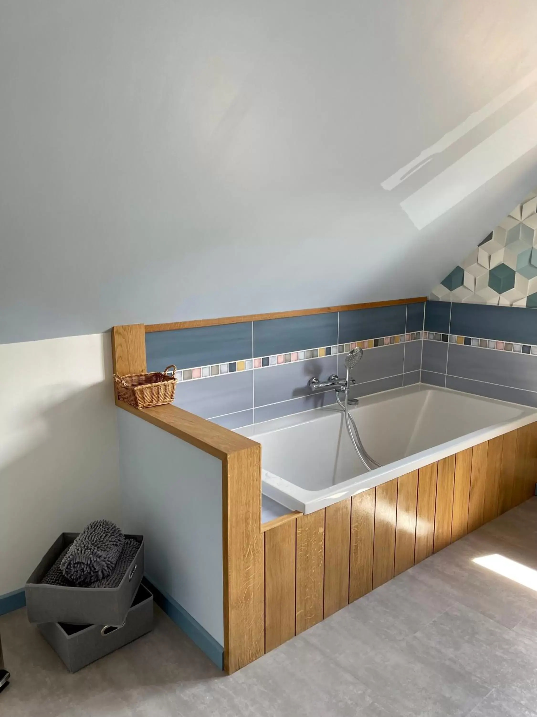 Bathroom, Swimming Pool in La Mésangeraie Gîte Chambres d'hôtes