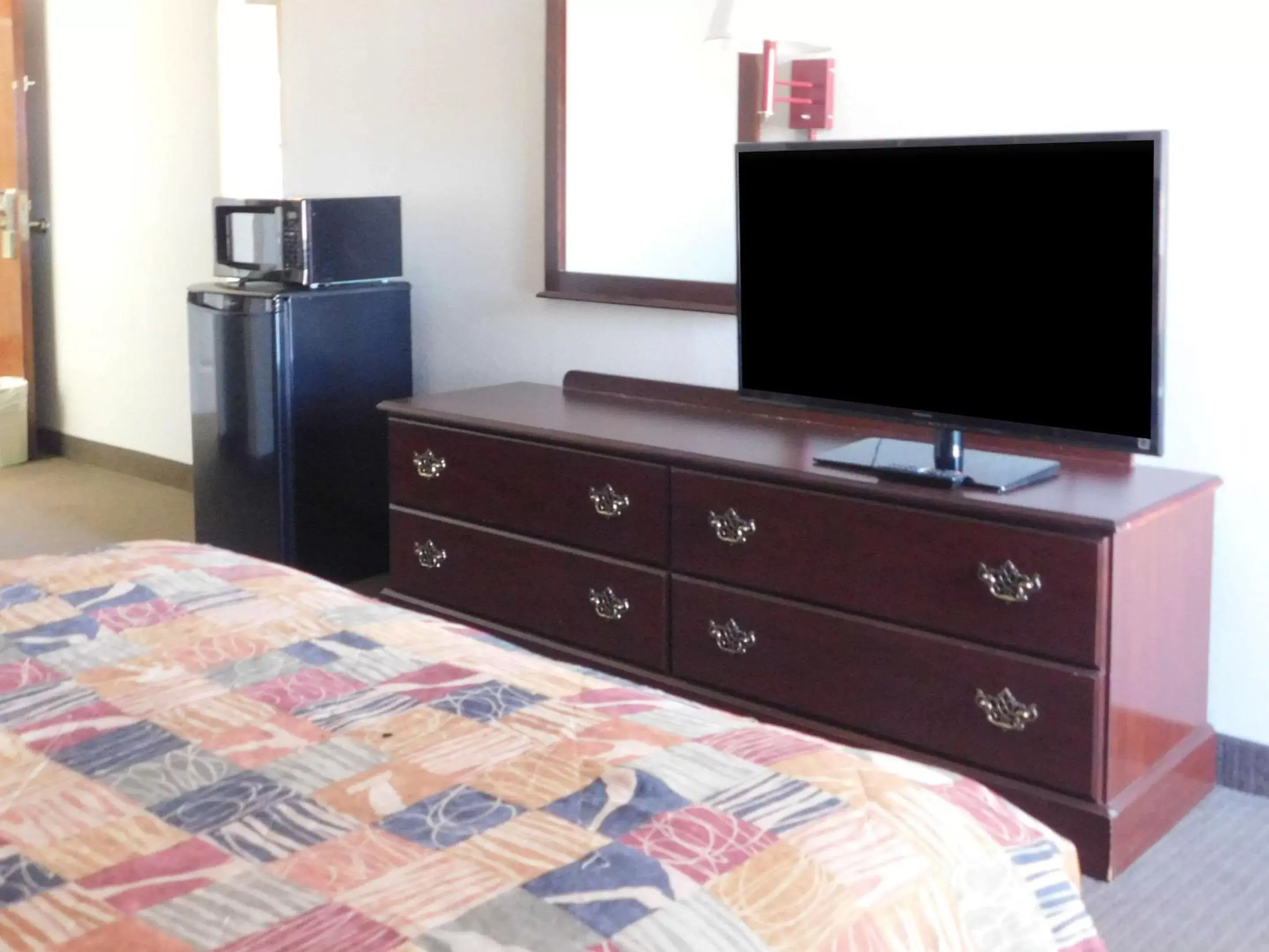 Photo of the whole room, TV/Entertainment Center in Quality Inn & Suites Thomasville