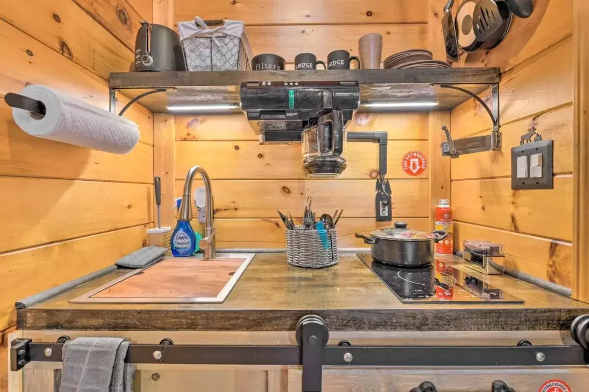 Kitchen/Kitchenette in The Lodge Nantahala River