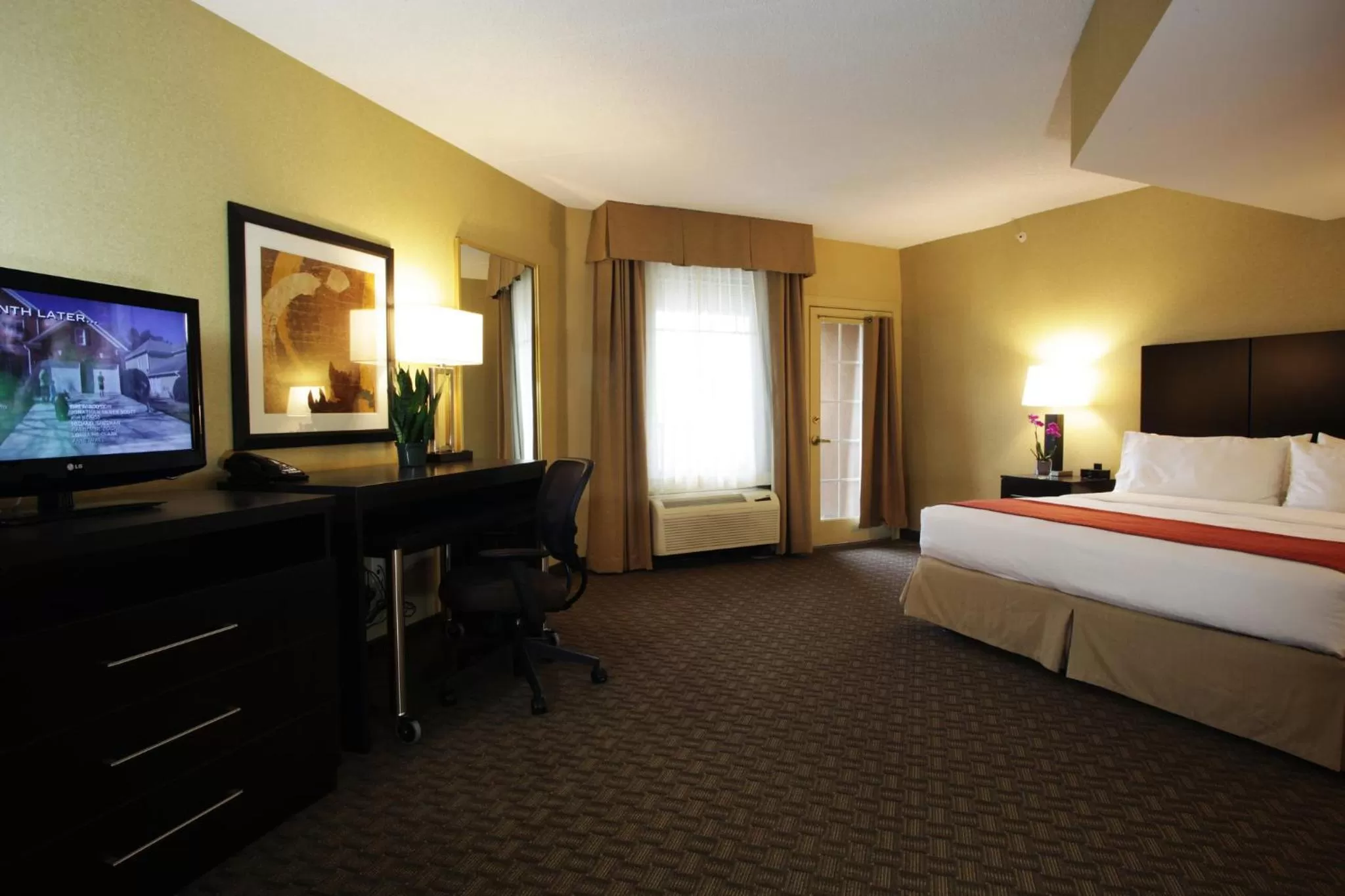 Photo of the whole room, Bed in Holiday Inn Phoenix/Chandler by IHG