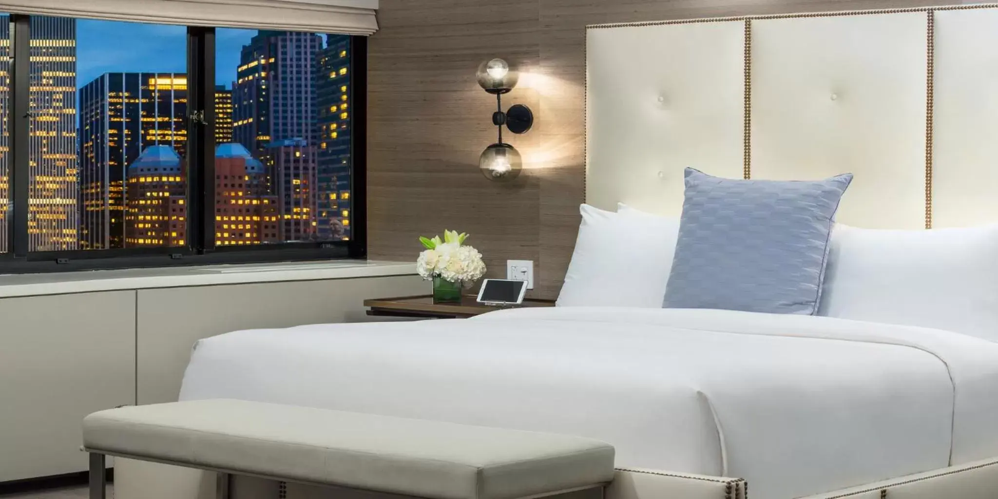 Photo of the whole room, Bed in The Manhattan at Times Square