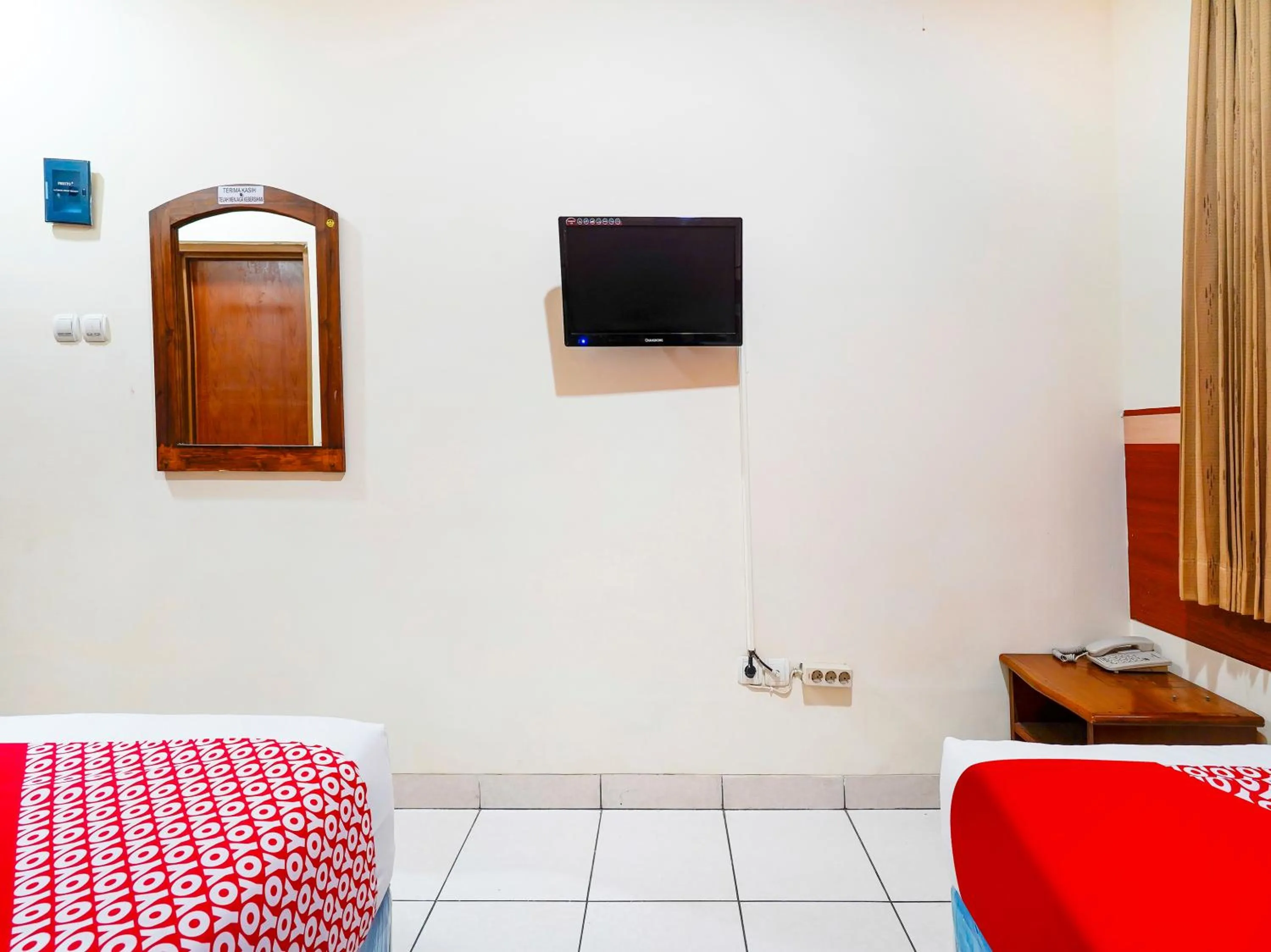 Bedroom, TV/Entertainment Center in OYO Collection O 91297 Hotel Sakura