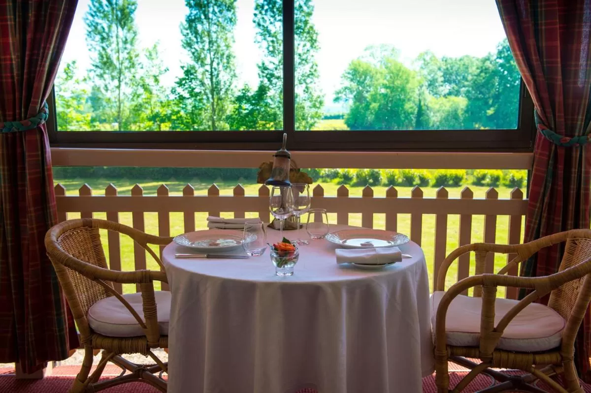 Balcony/Terrace in Château de la Râpée Hôtel restaurant
