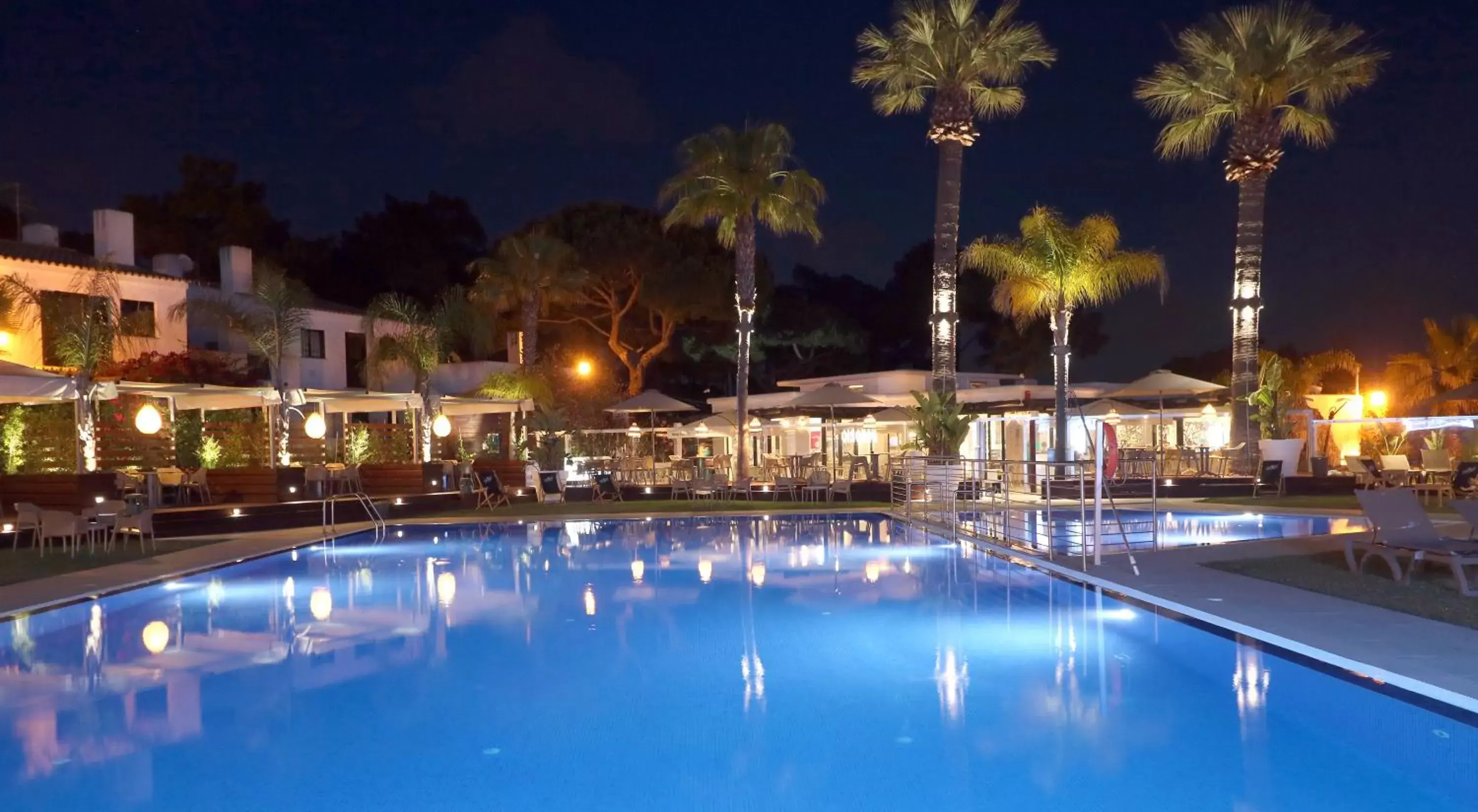 Swimming Pool in Apartamentos Honorio - Pool and Garden