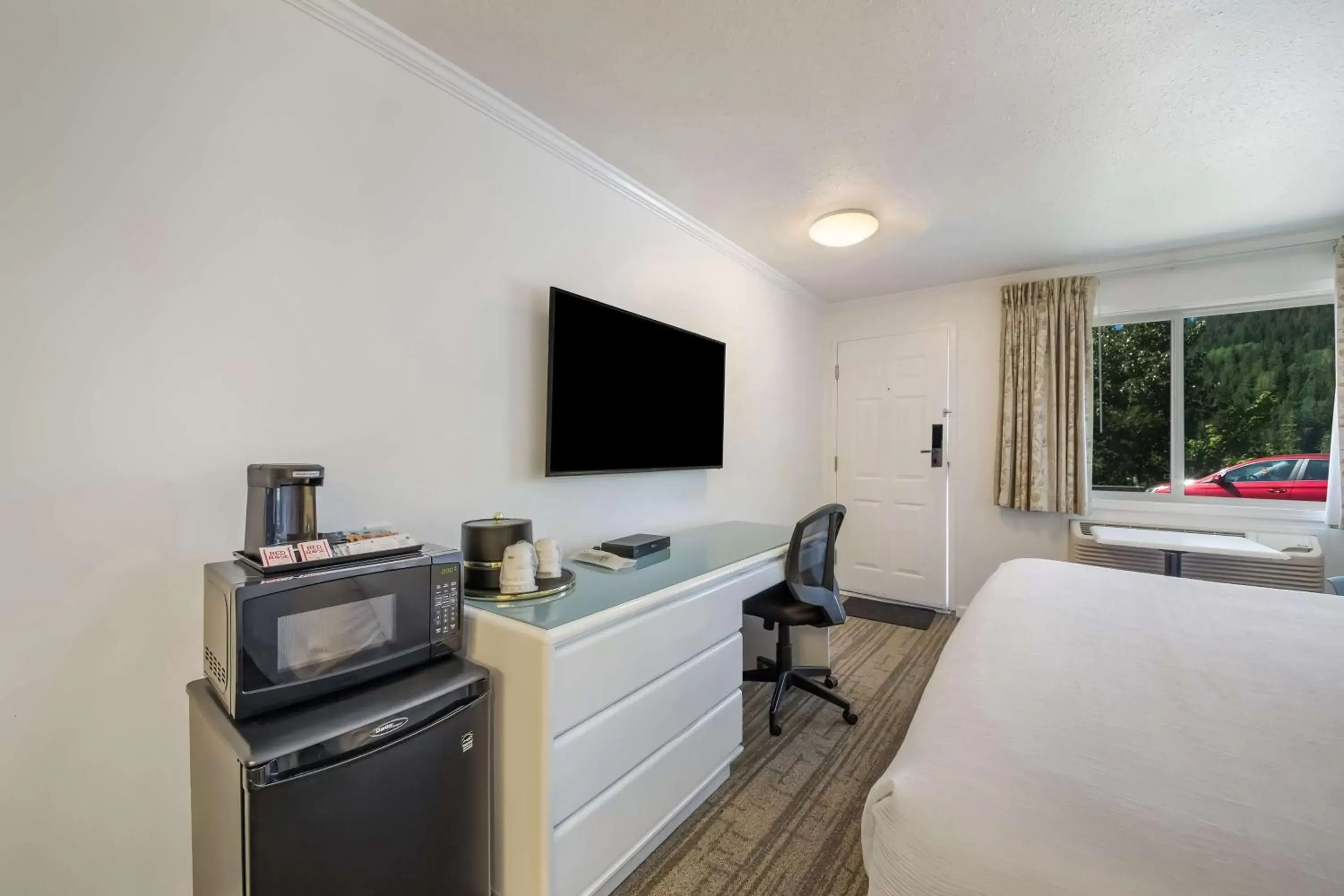 Bedroom, TV/Entertainment Center in SureStay Hotel by Best Western Rossland Red Mountain
