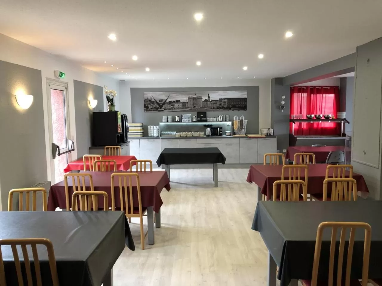 Dining area in Hôtel Restaurant le Privilège - authentic by balladins