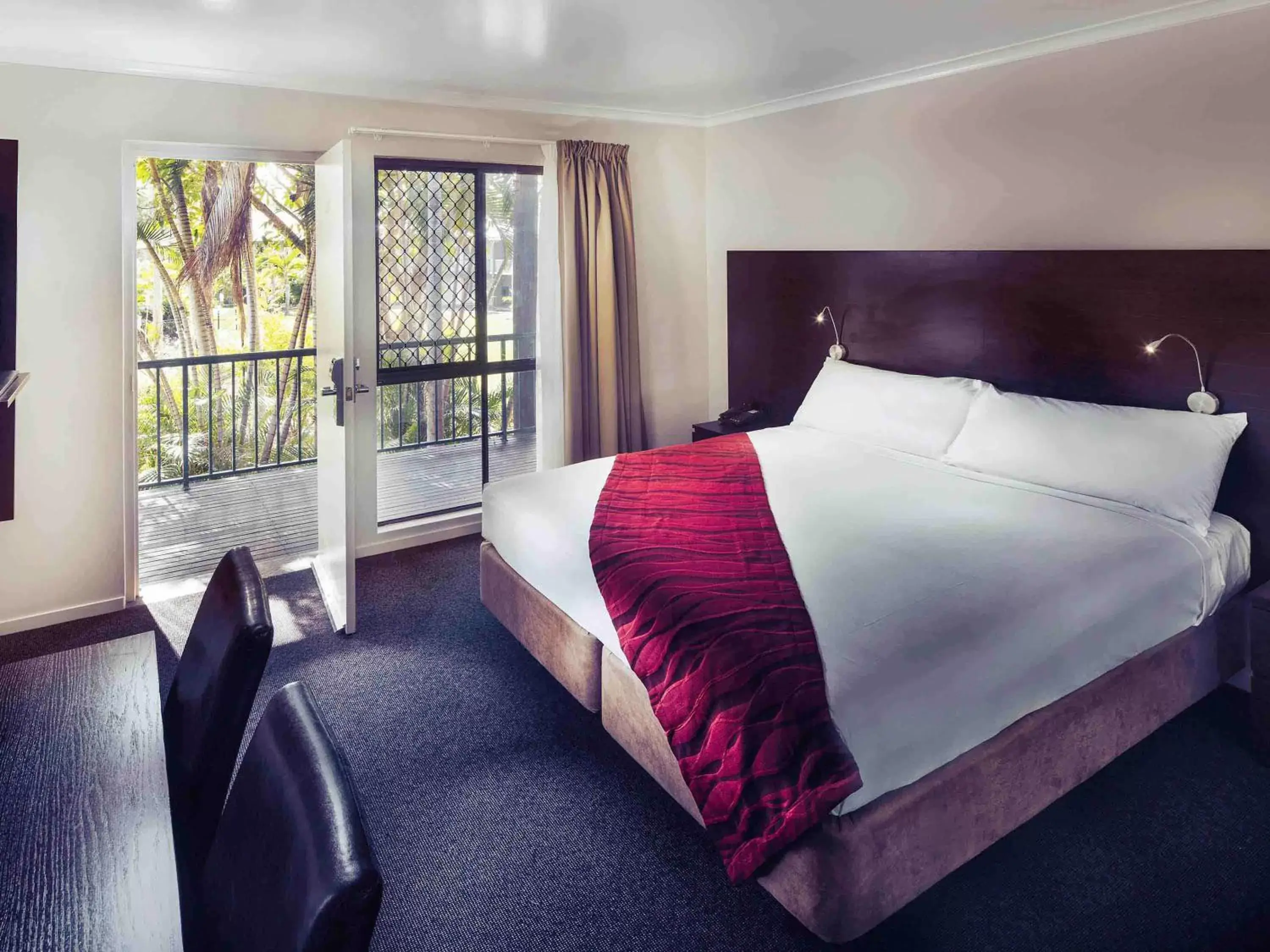 Photo of the whole room, Bed in Mercure Townsville
