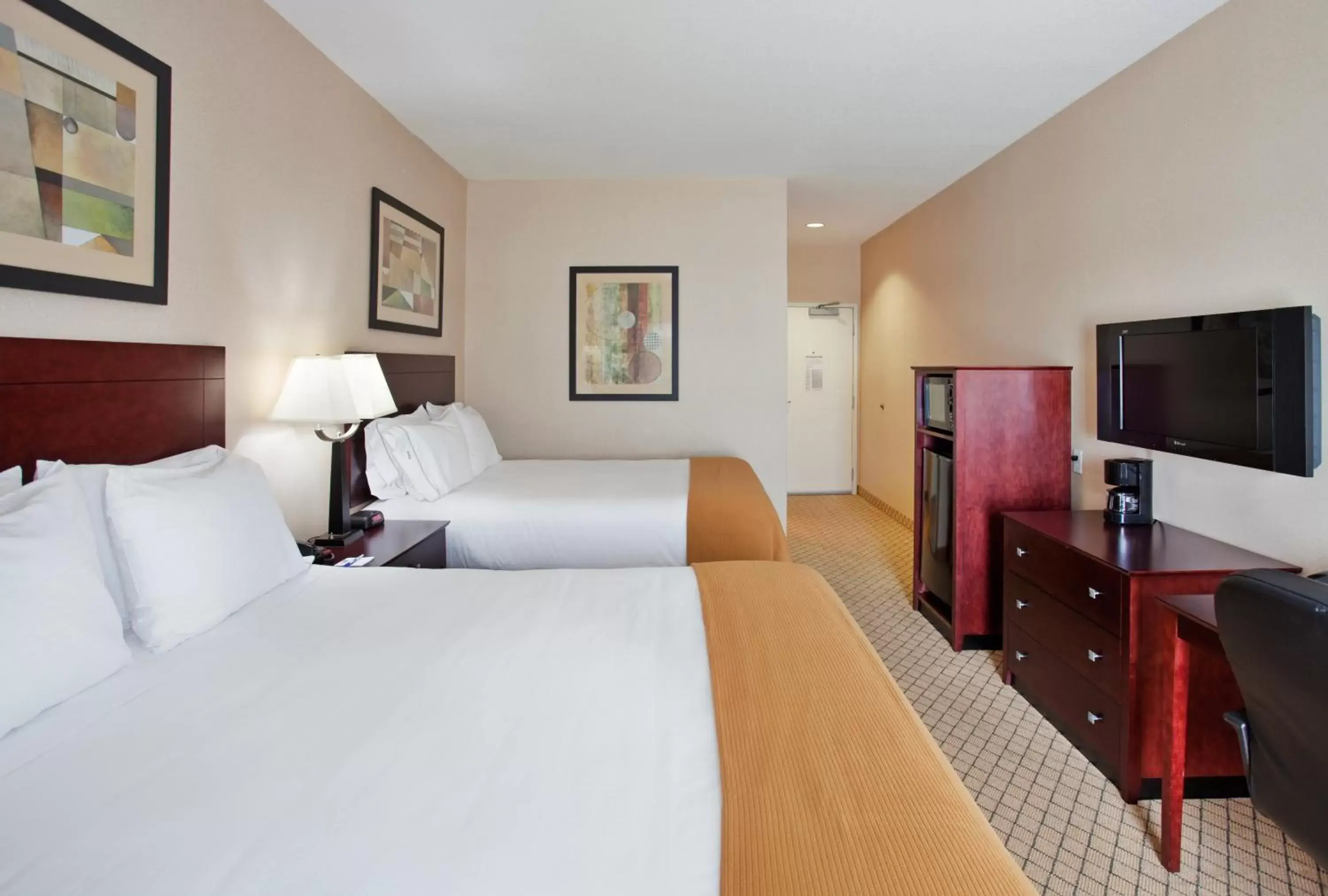 Photo of the whole room, Bed in Holiday Inn Express Hotel & Suites Wichita Airport, an IHG Hotel