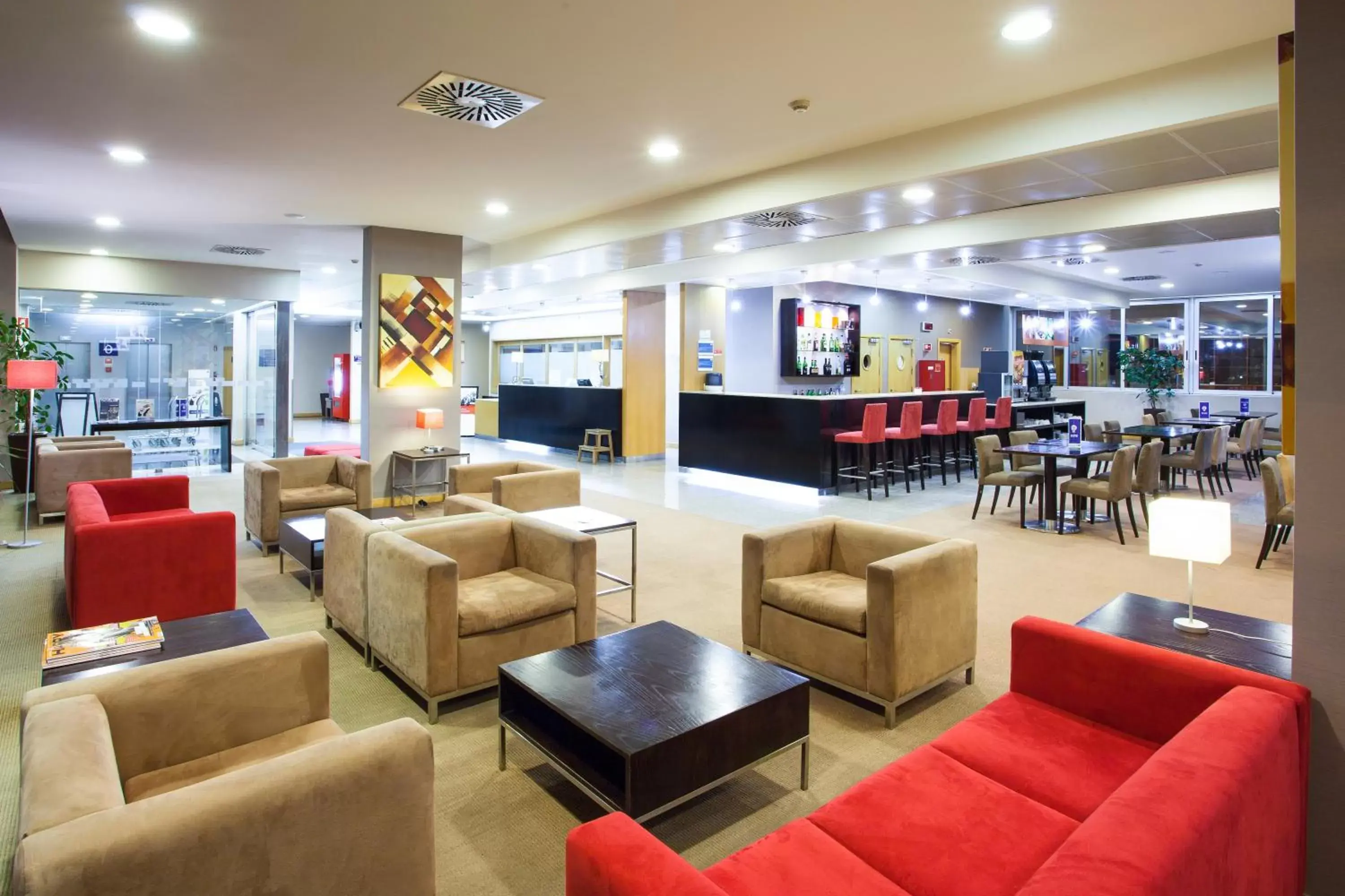 Communal lounge/ TV room, Lounge/Bar in Holiday Inn Express Lisbon-Oeiras, an IHG Hotel