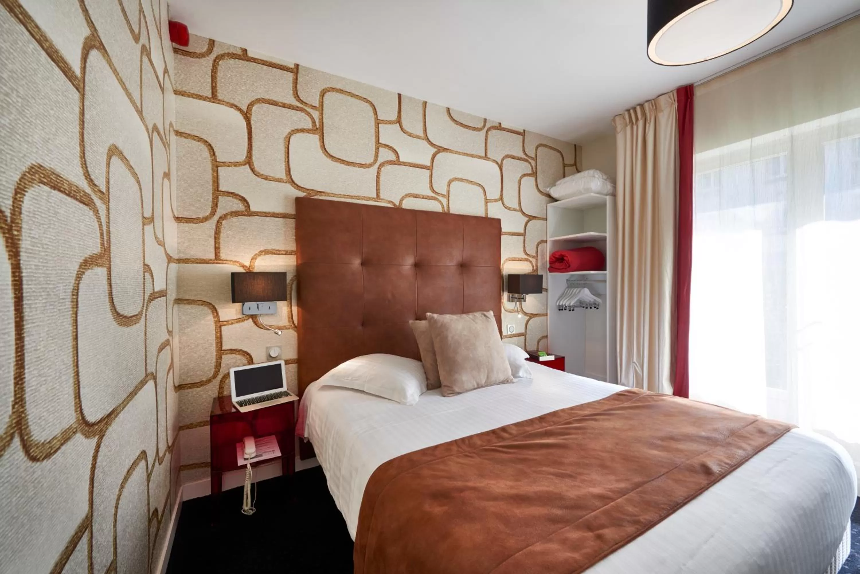 Balcony/Terrace, Bed in Hôtel La Résidence des Artistes