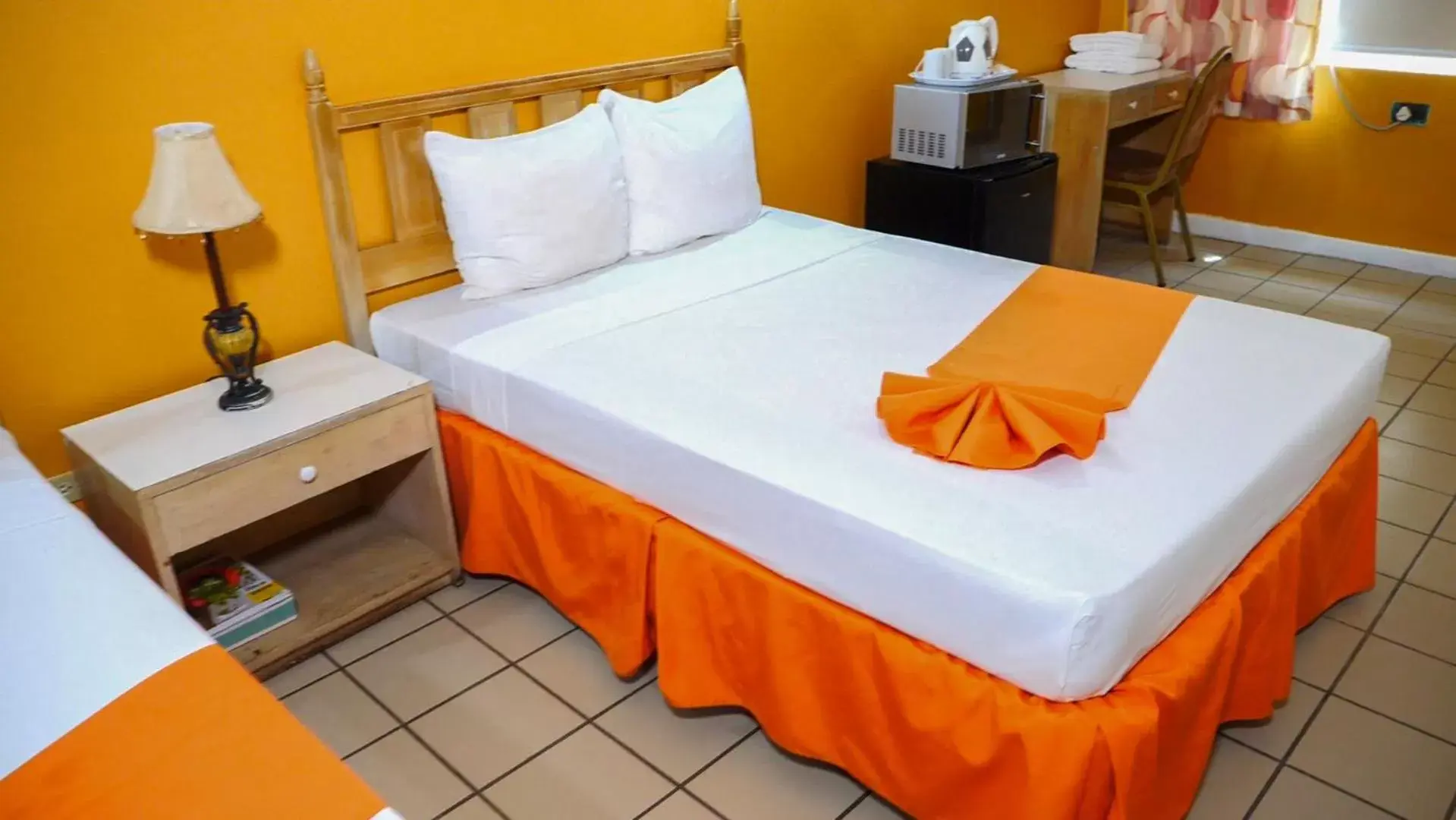 Bed in Pineapple Court Hotel