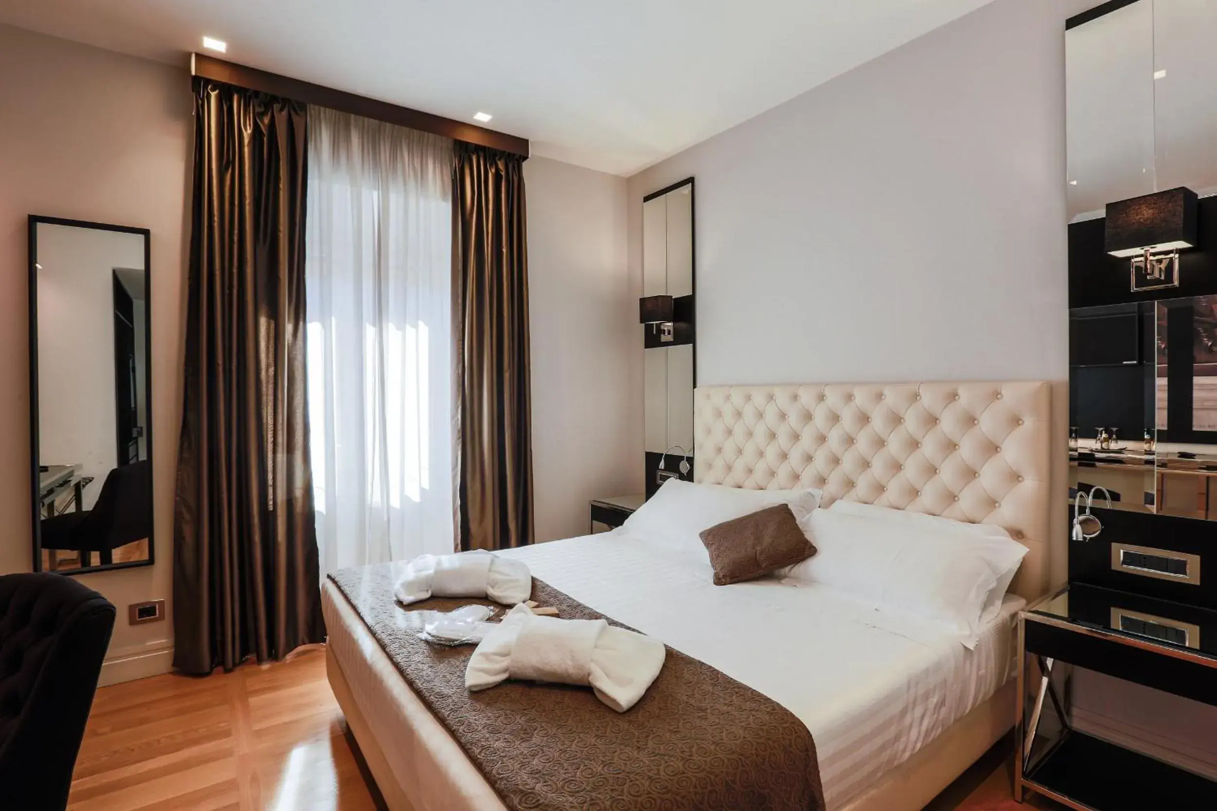 Bedroom, Bed in Floris Hotel