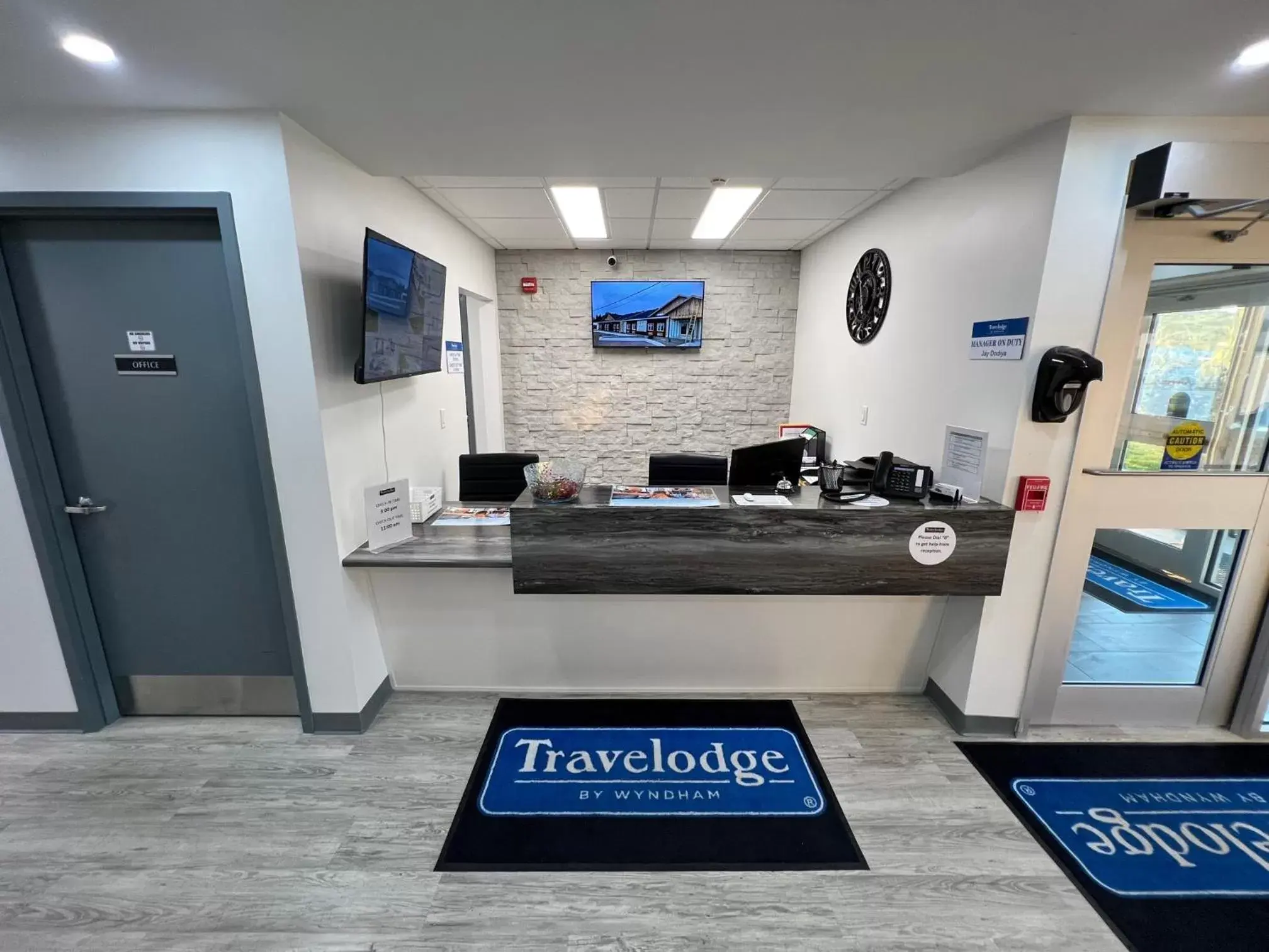 Property building, Kitchen/Kitchenette in Travelodge by Wyndham Marathon