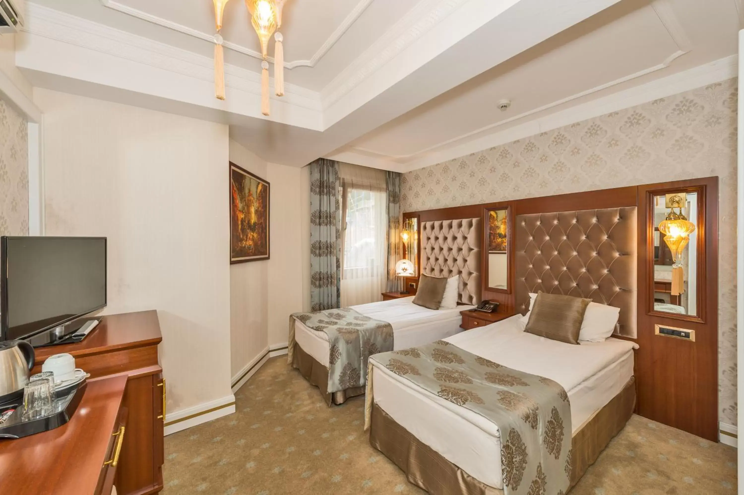Shower, Bed in The Empress Theodora Hotel