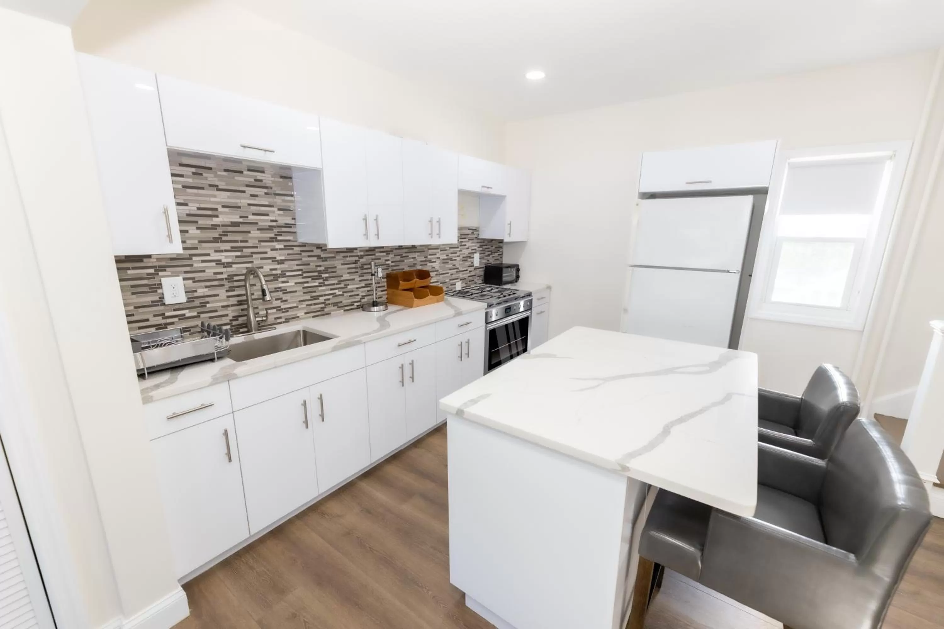 Kitchen or kitchenette in Seaside Sands Inn
