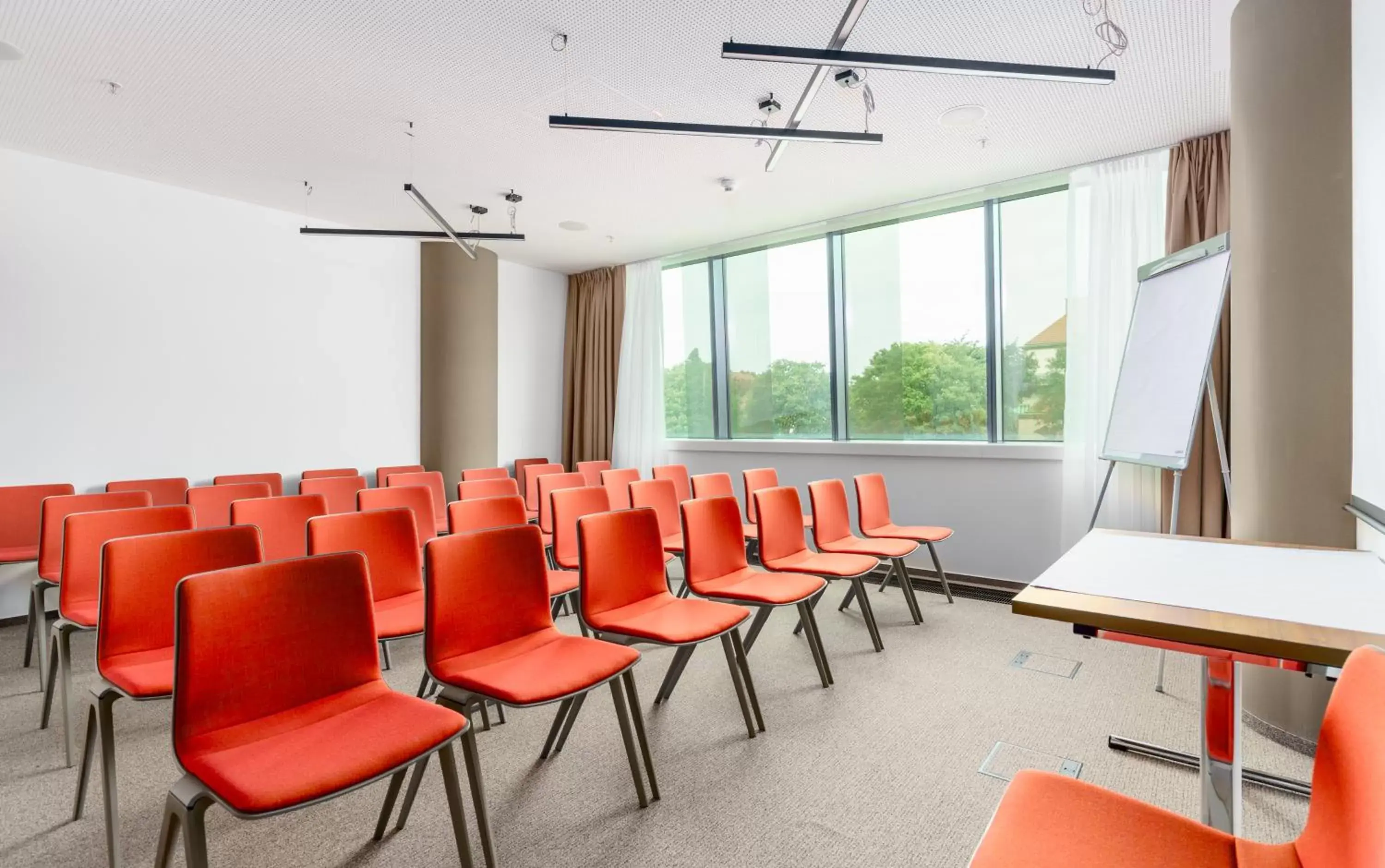 Meeting/conference room in Holiday Inn - Vienna - South, an IHG Hotel