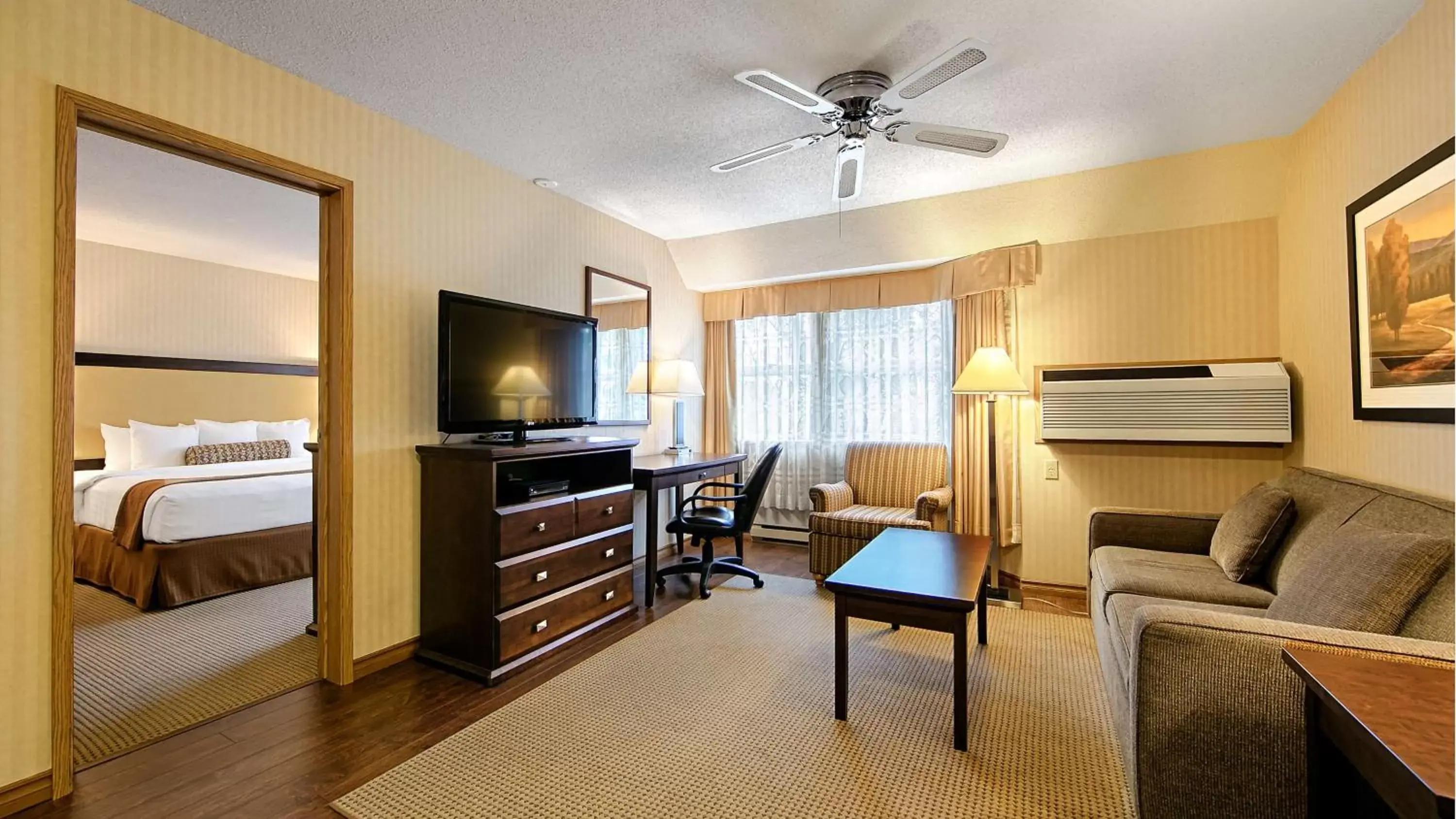 Photo of the whole room, TV/Entertainment Center in Best Western Plus Emerald Isle Hotel